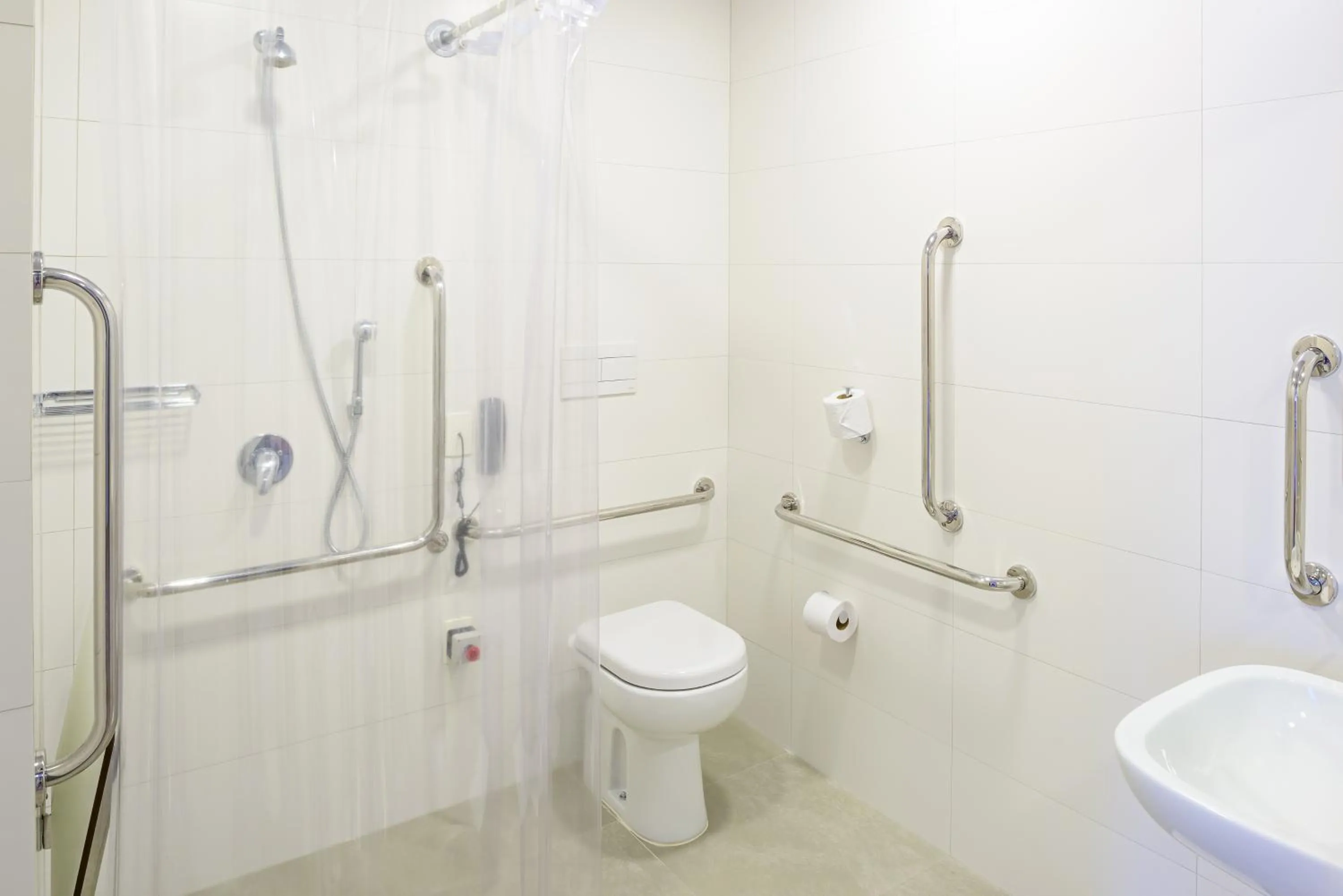 Shower in ibis budget Santos Gonzaga