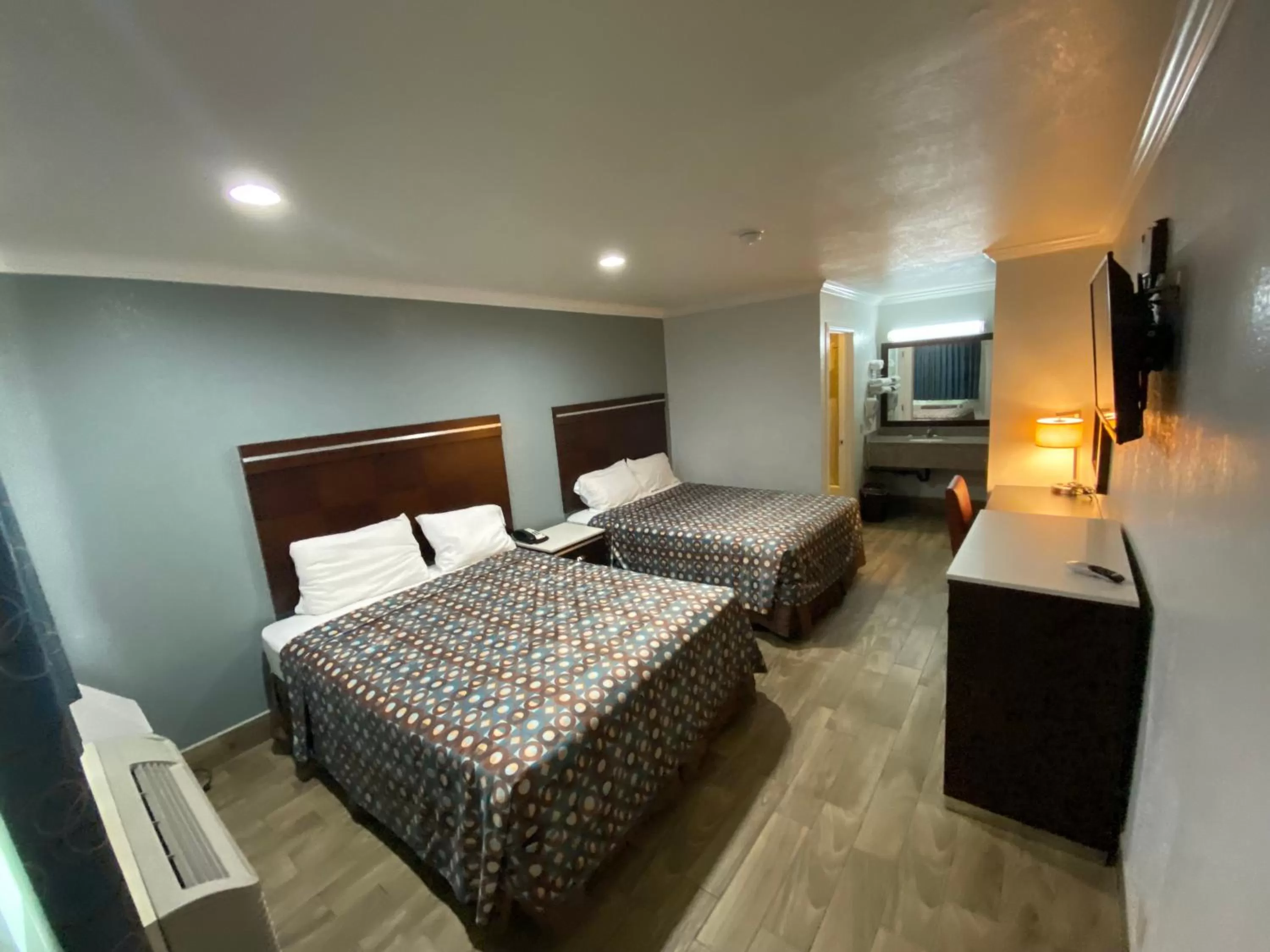 Photo of the whole room, Bed in Welcome Inn Corona