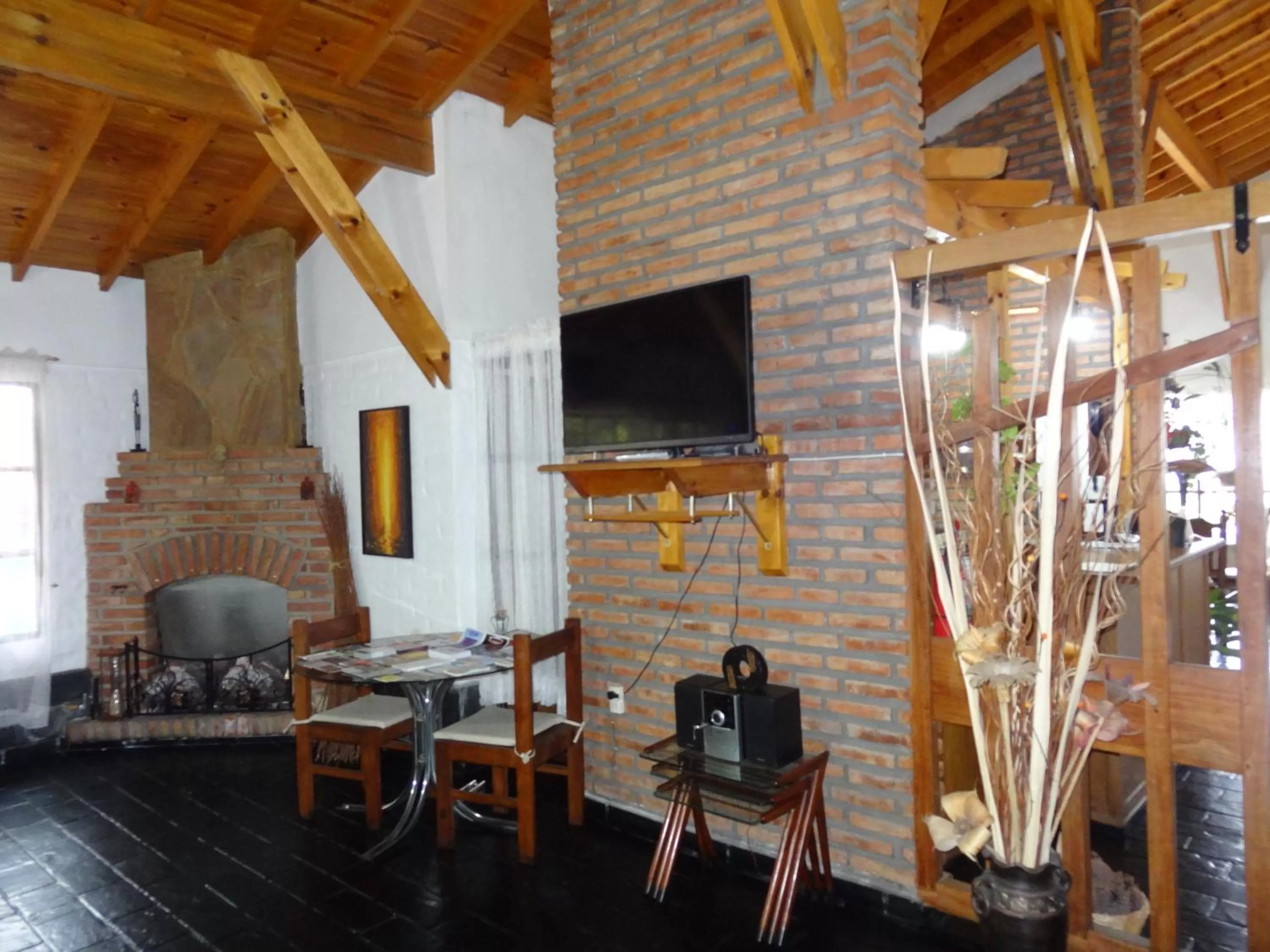 Communal lounge/ TV room in Hostería Lida