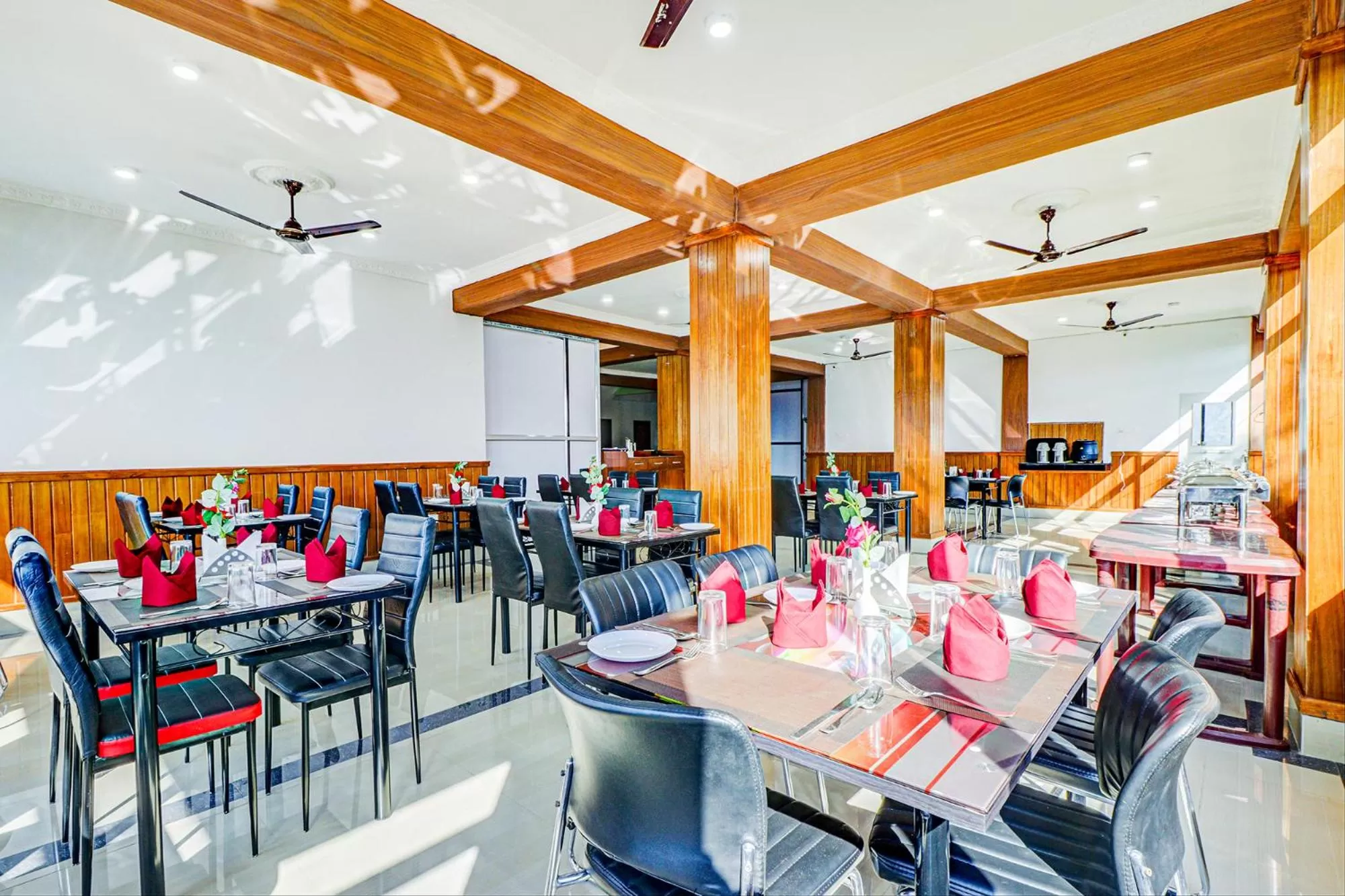 Restaurant/Places to Eat in FabHotel Greenery View Middle Lingding ICAR Road