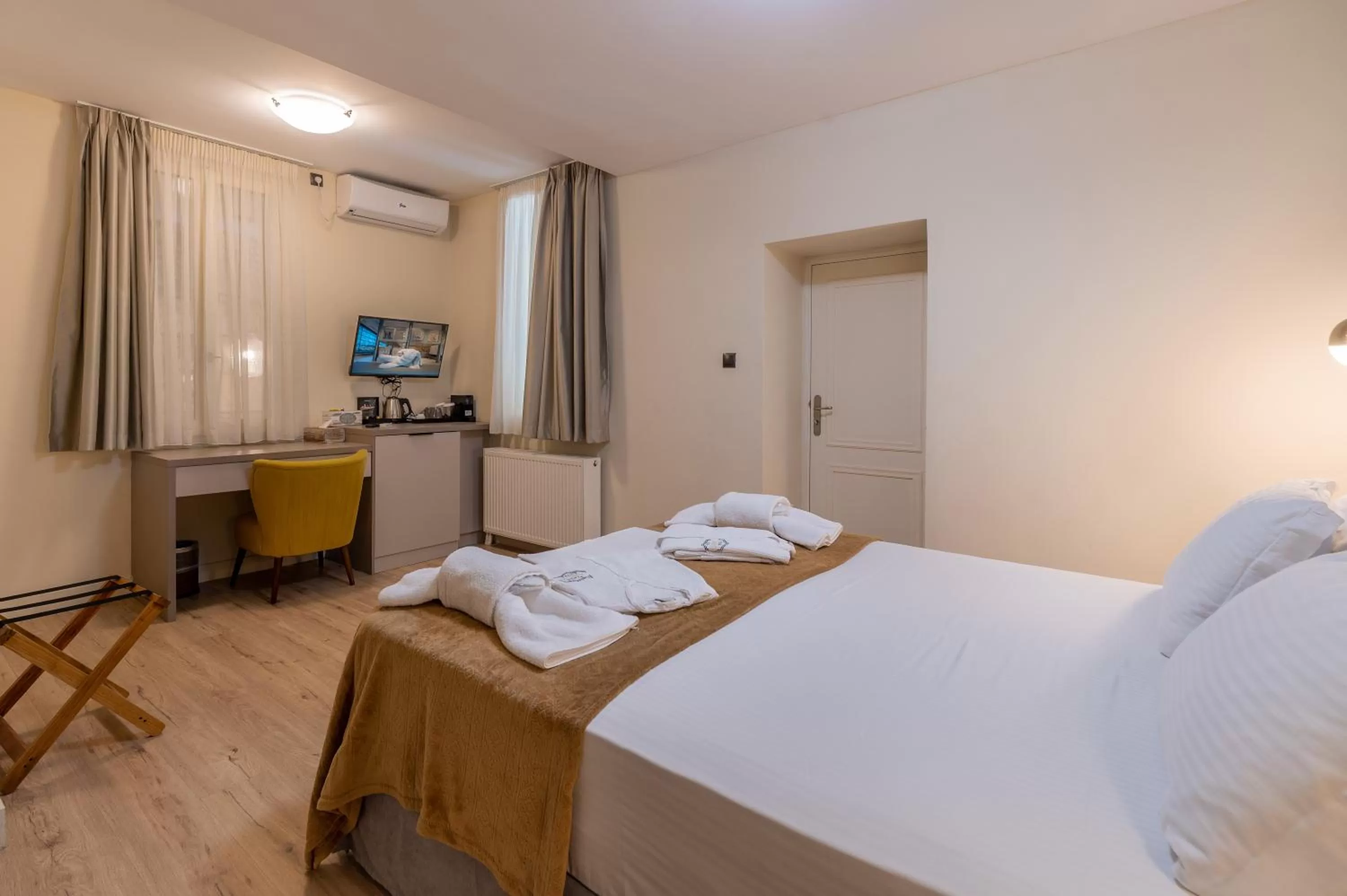 Photo of the whole room, Bed in Plaka Arch Suites