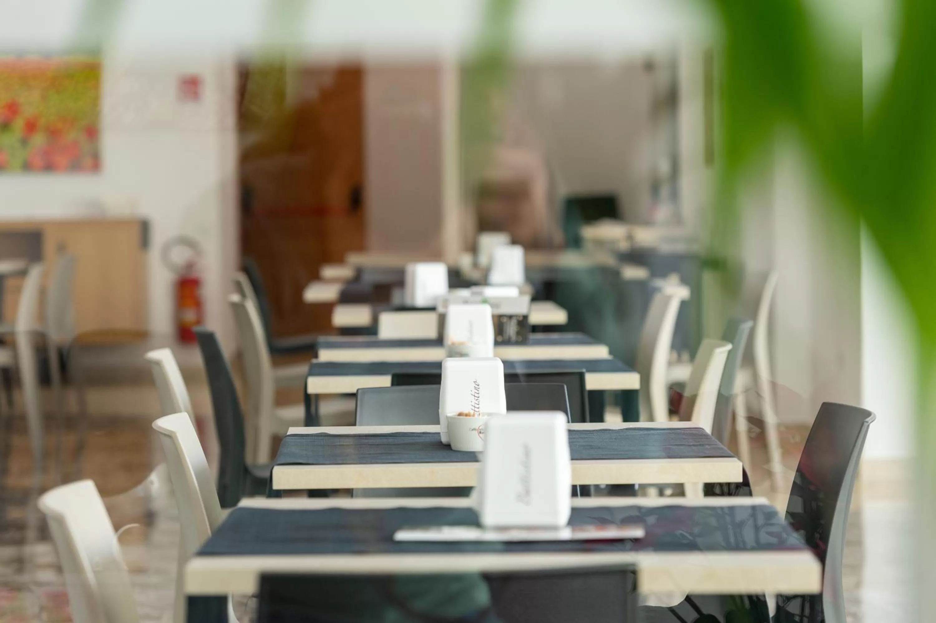 Restaurant/places to eat in Hotel Auditorium