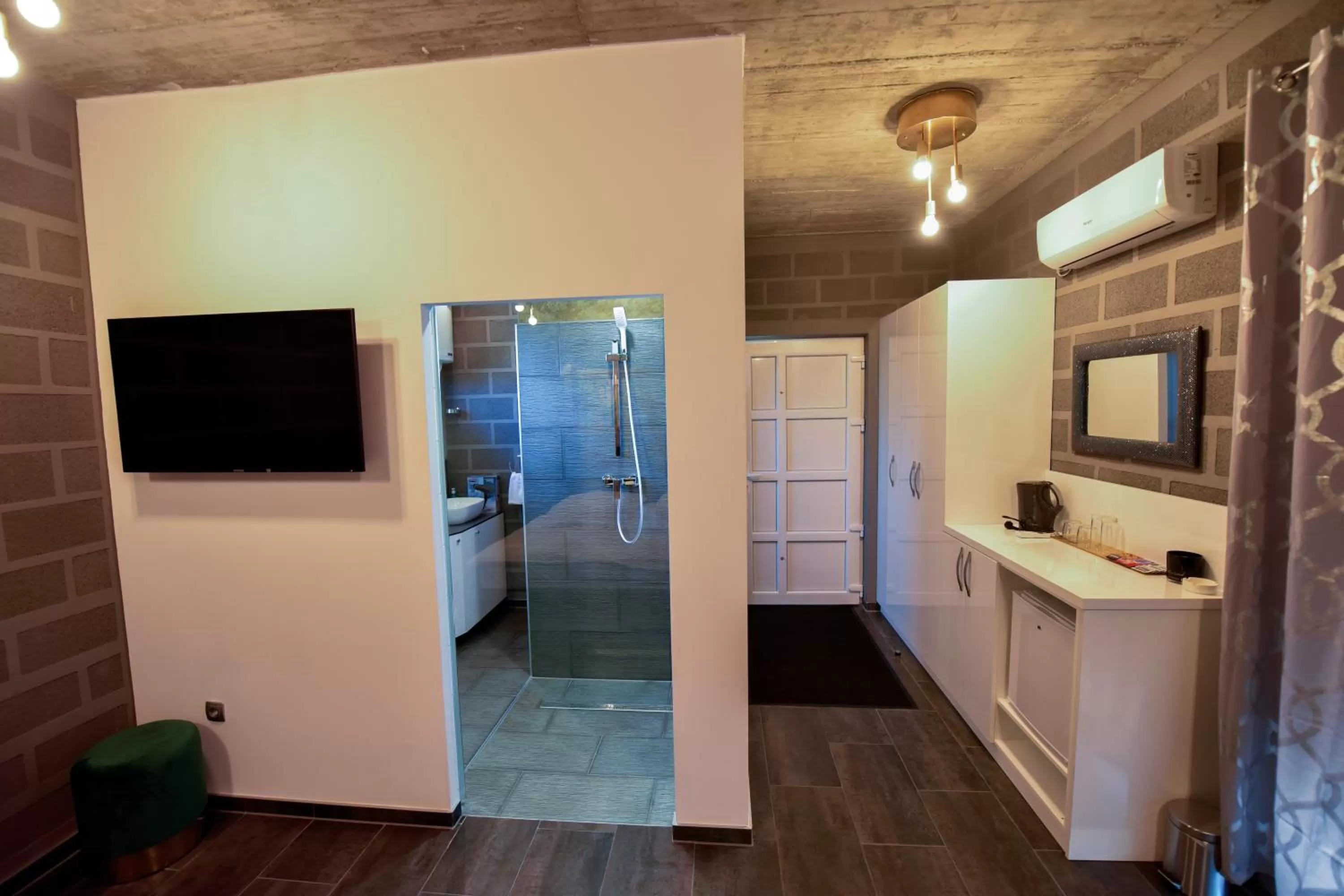 Shower in Apartmani i Bungalovi TROJKA