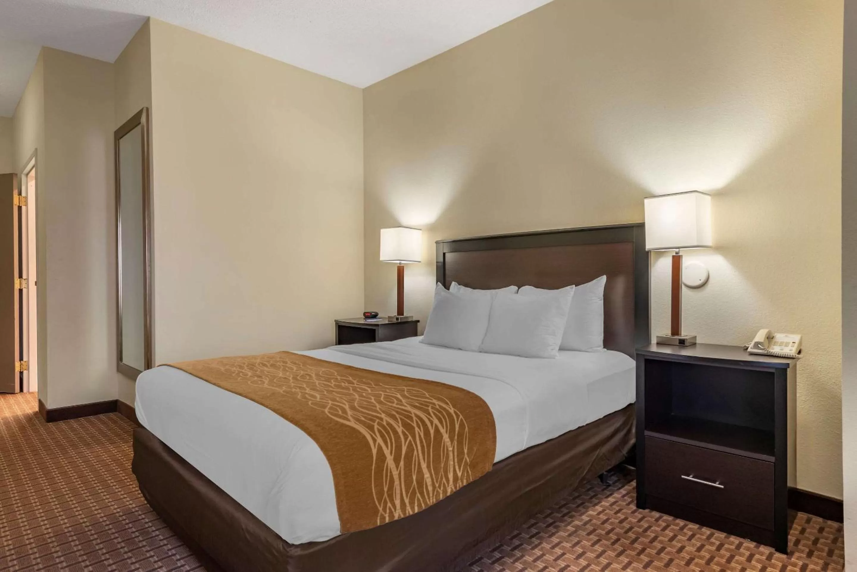 Photo of the whole room, Bed in Comfort Inn & Suites Warsaw near US-30