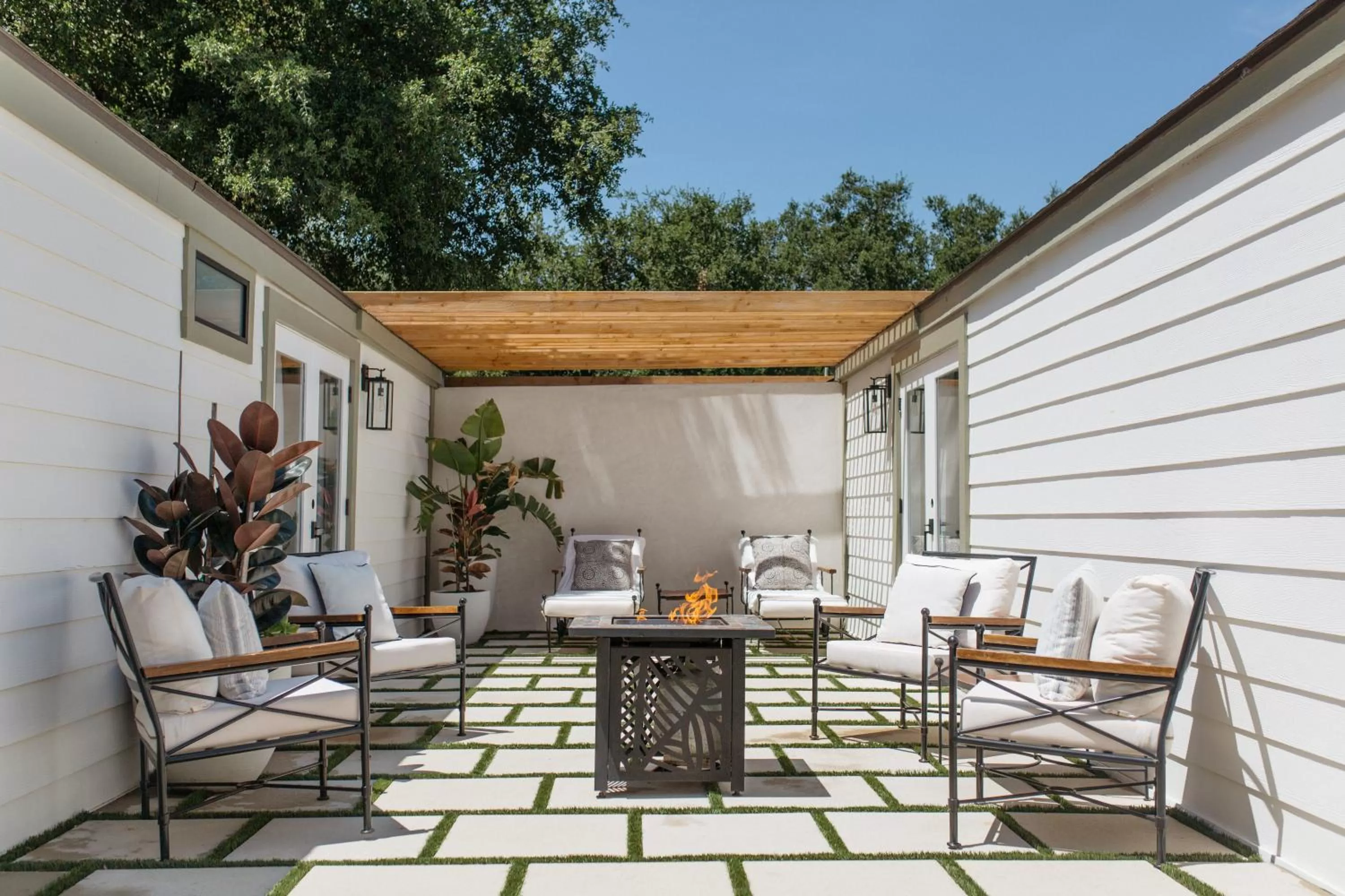 Inner courtyard view in Calamigos Guest Ranch and Beach Club