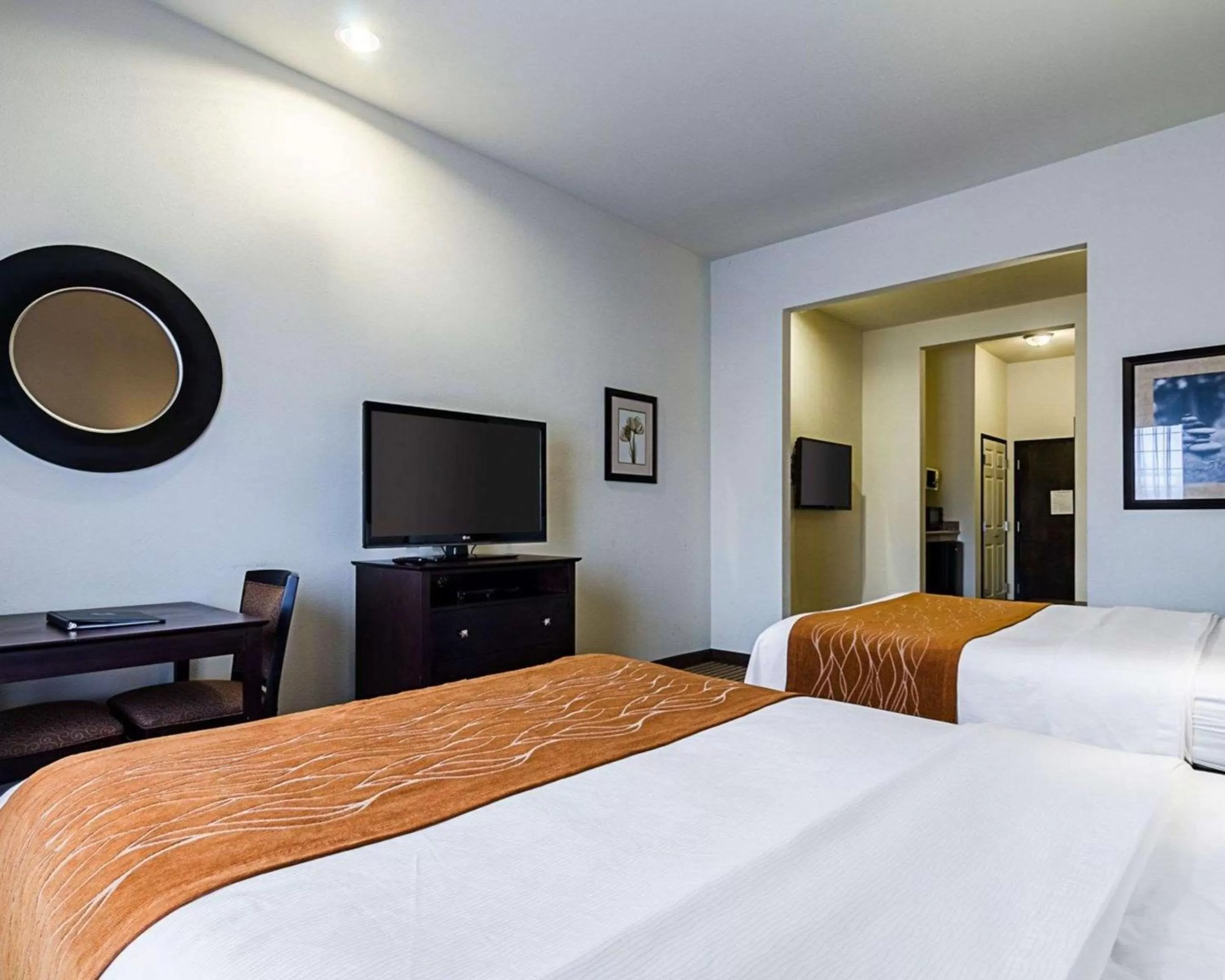 Photo of the whole room, Bed in Comfort Inn & Suites Lawrence - University Area