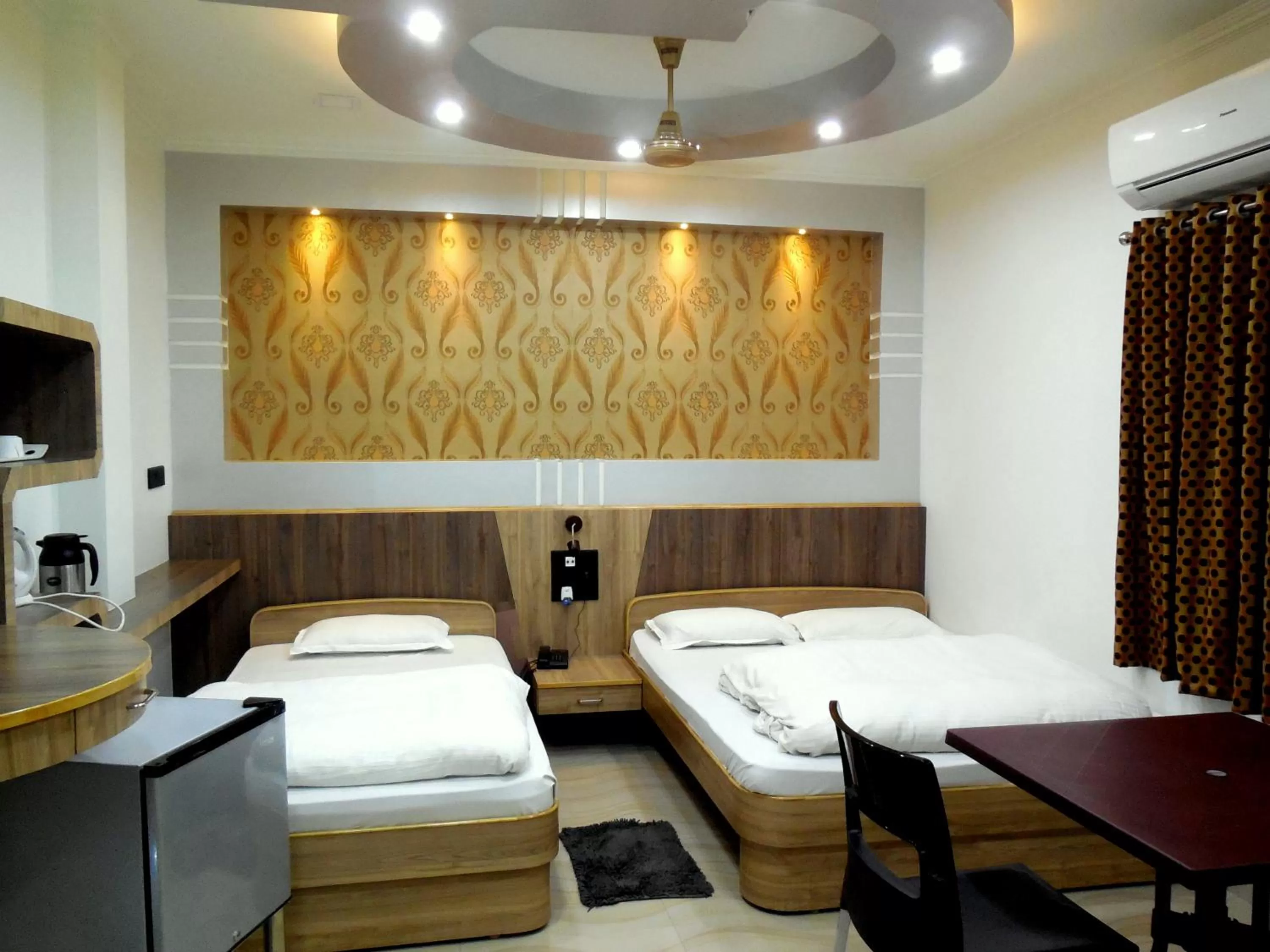 Bed in Hotel Samrat