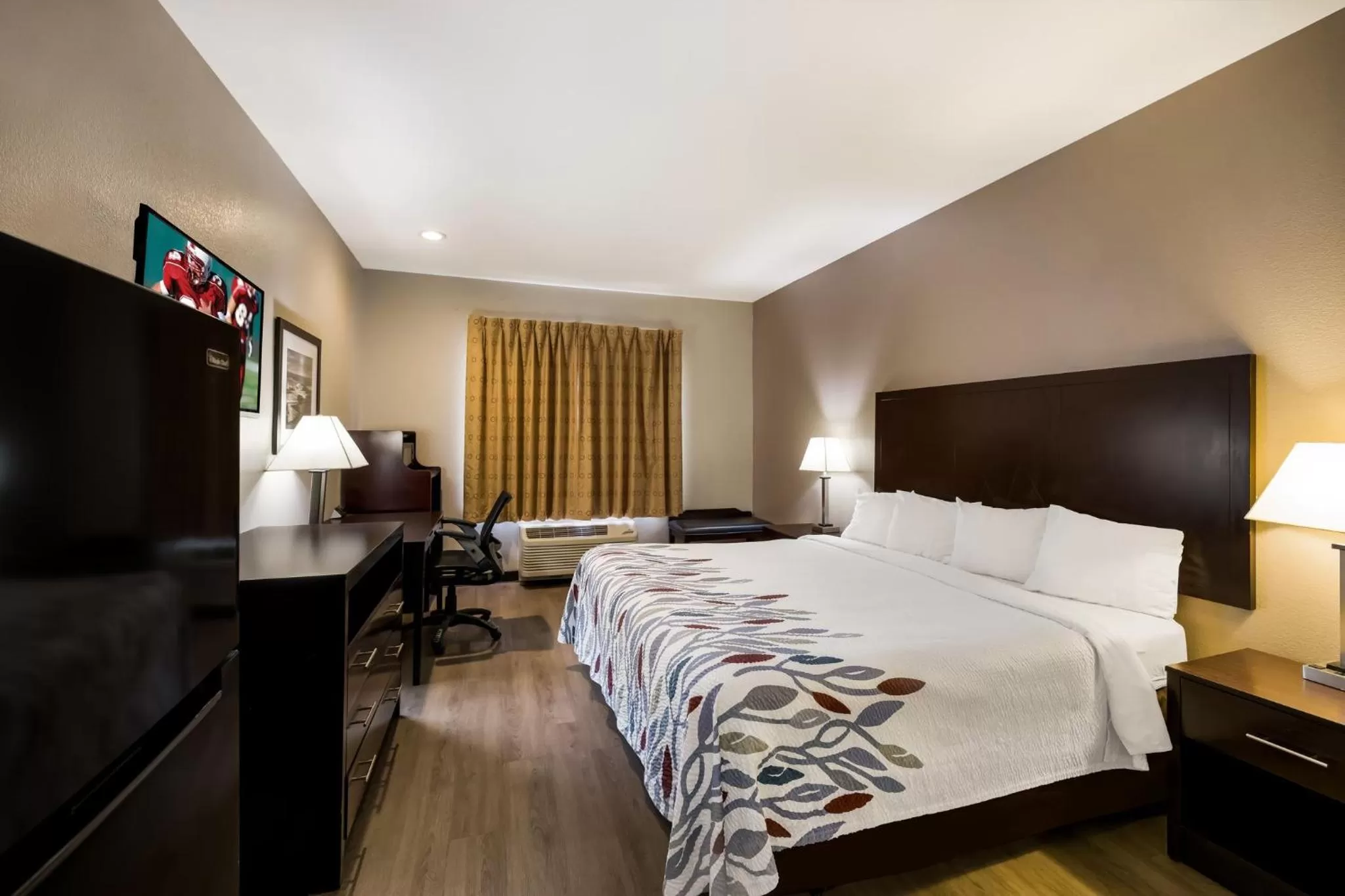 Photo of the whole room, Bed in Red Roof Inn Pecos