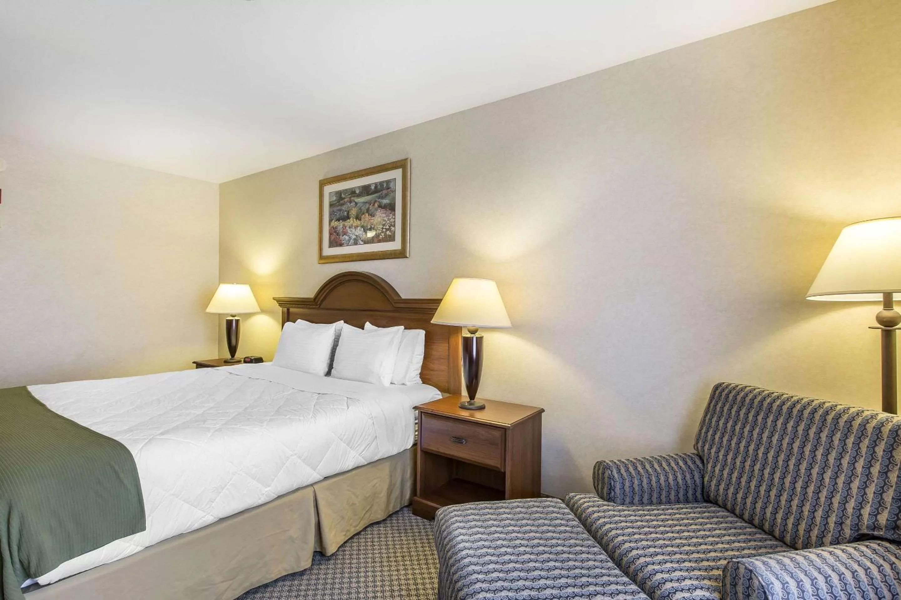 Photo of the whole room, Bed in Oasis Inn & Suites 29 Palms Hotel Joshua Tree National Park