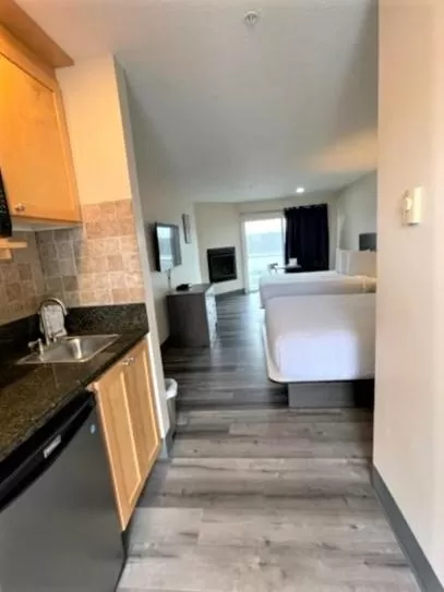 Bed, Kitchen/Kitchenette in Inn at the Shore