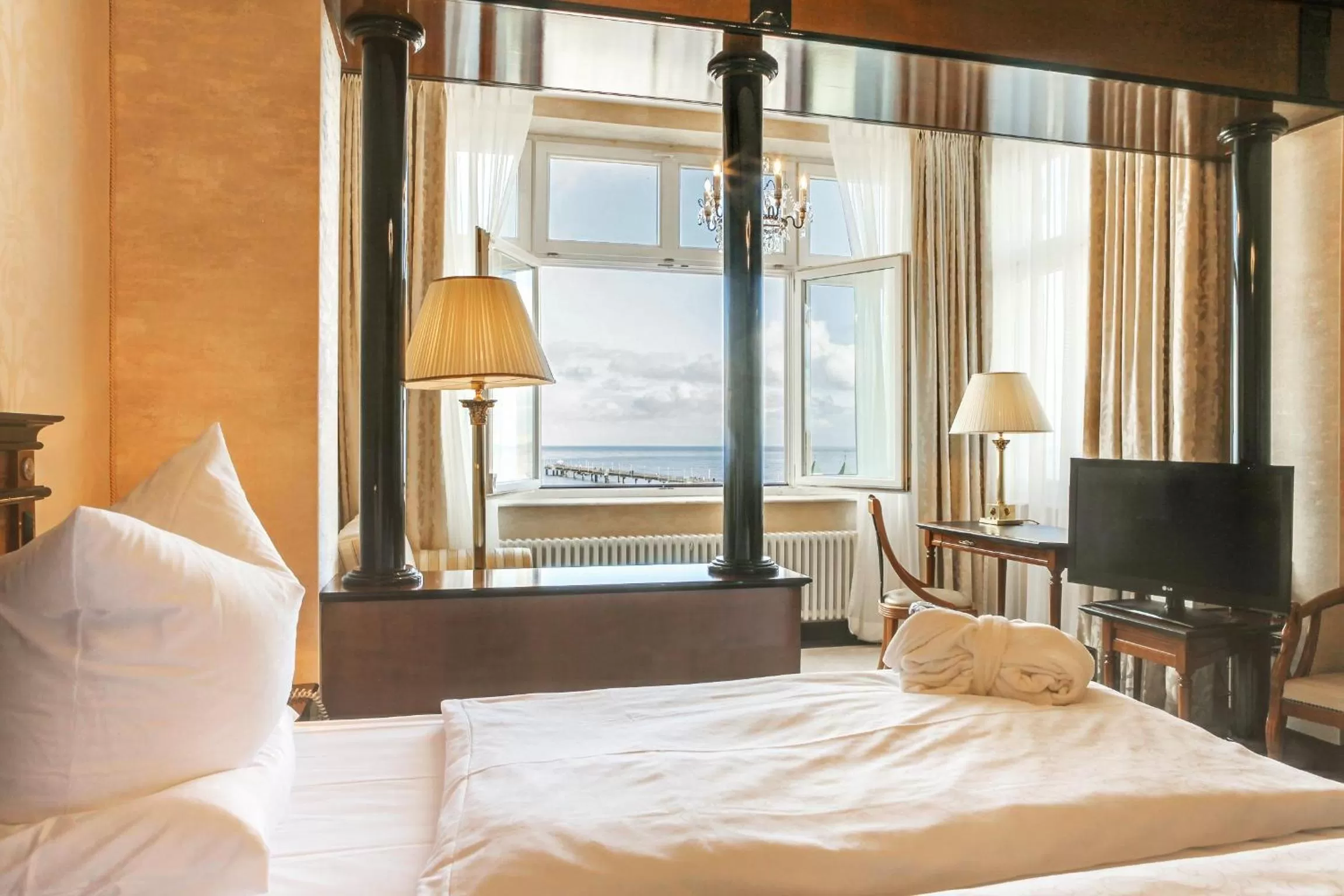 Photo of the whole room, Bed in SEETELHOTEL Ahlbecker Hof das elegante Traditionshotel & ruhiger Rückzugsort an der Ostsee