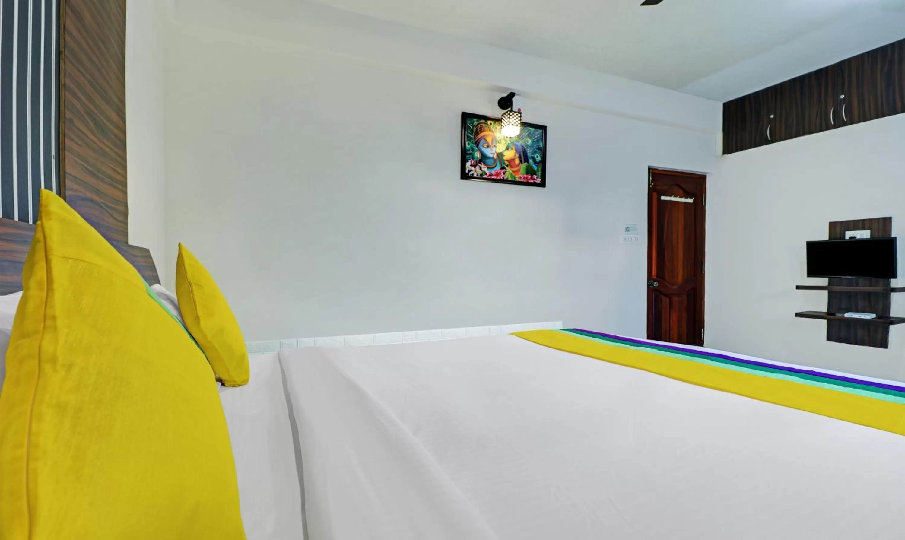 Itsy By Treebo - Colors Stay