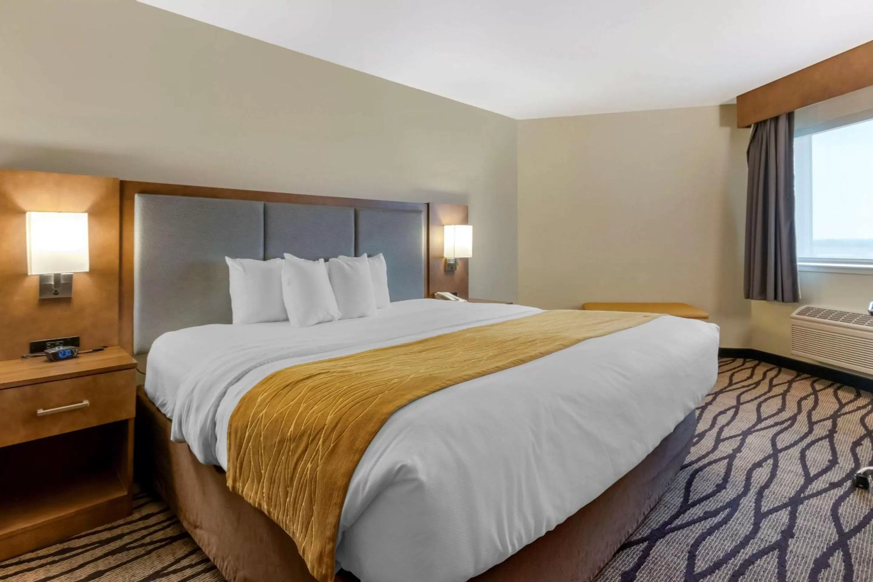 Photo of the whole room, Bed in Comfort Inn & Suites Market - Airport