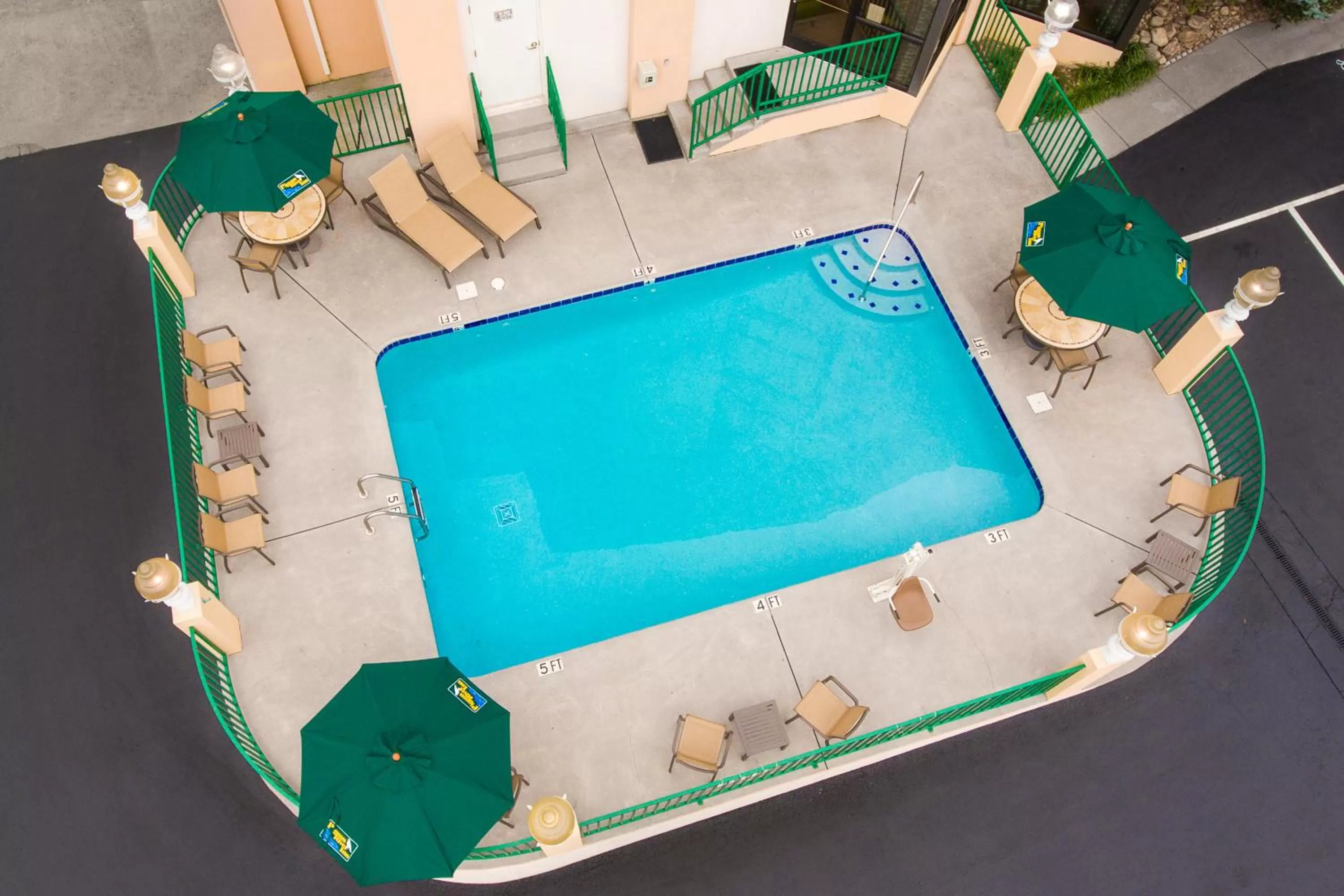 Swimming pool in Pigeon River Inn