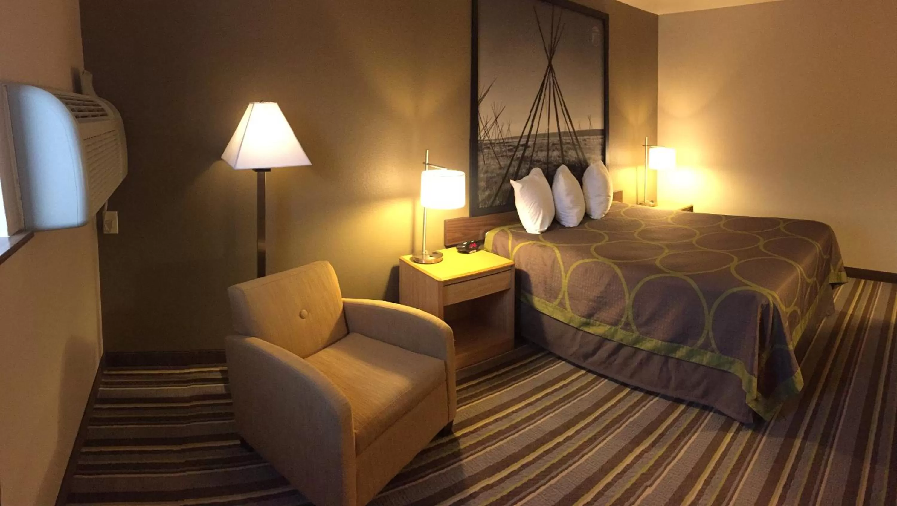 Photo of the whole room, Bed in Super 8 by Wyndham Dillon