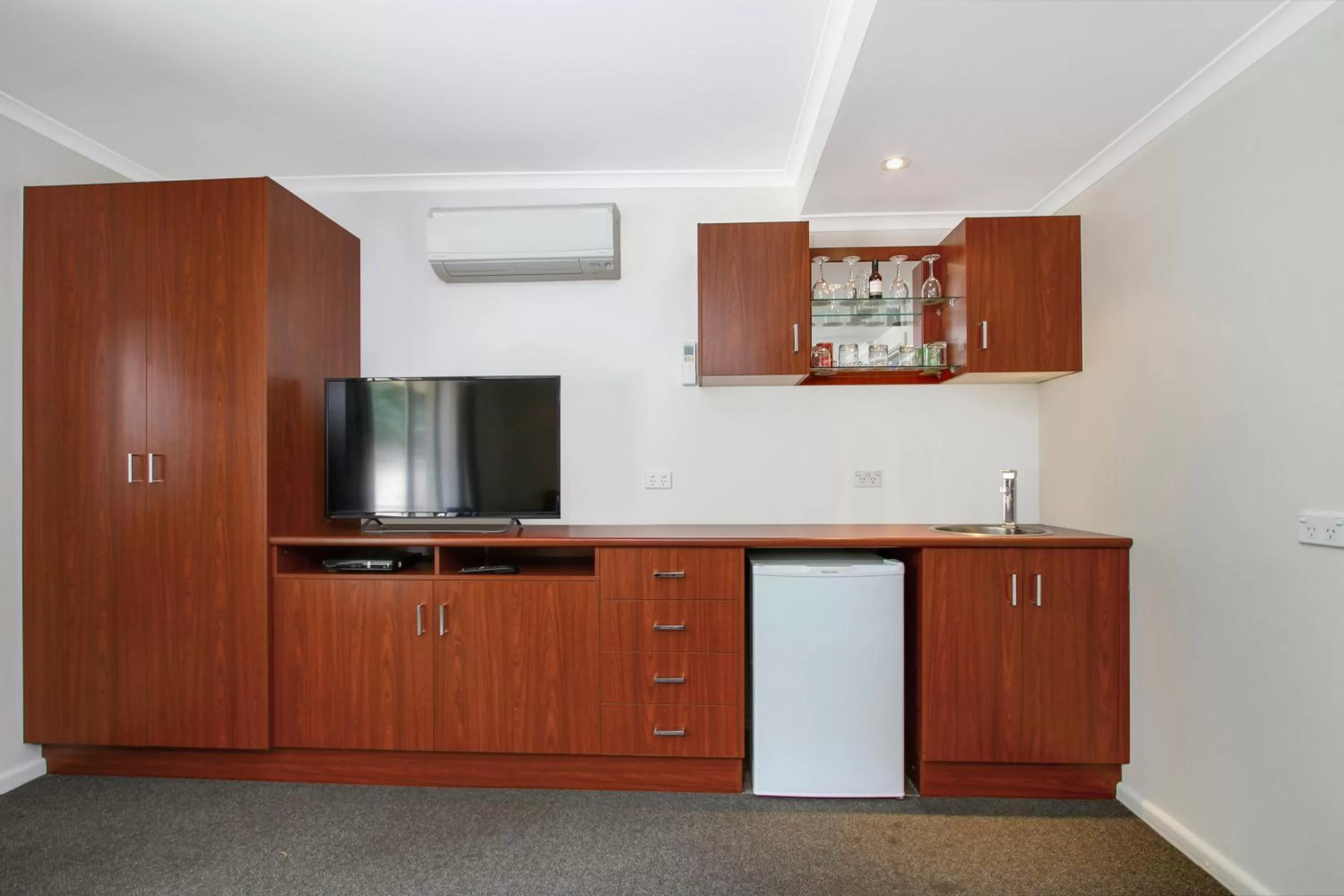 Kitchen or kitchenette in Thunderbird Motel Yass