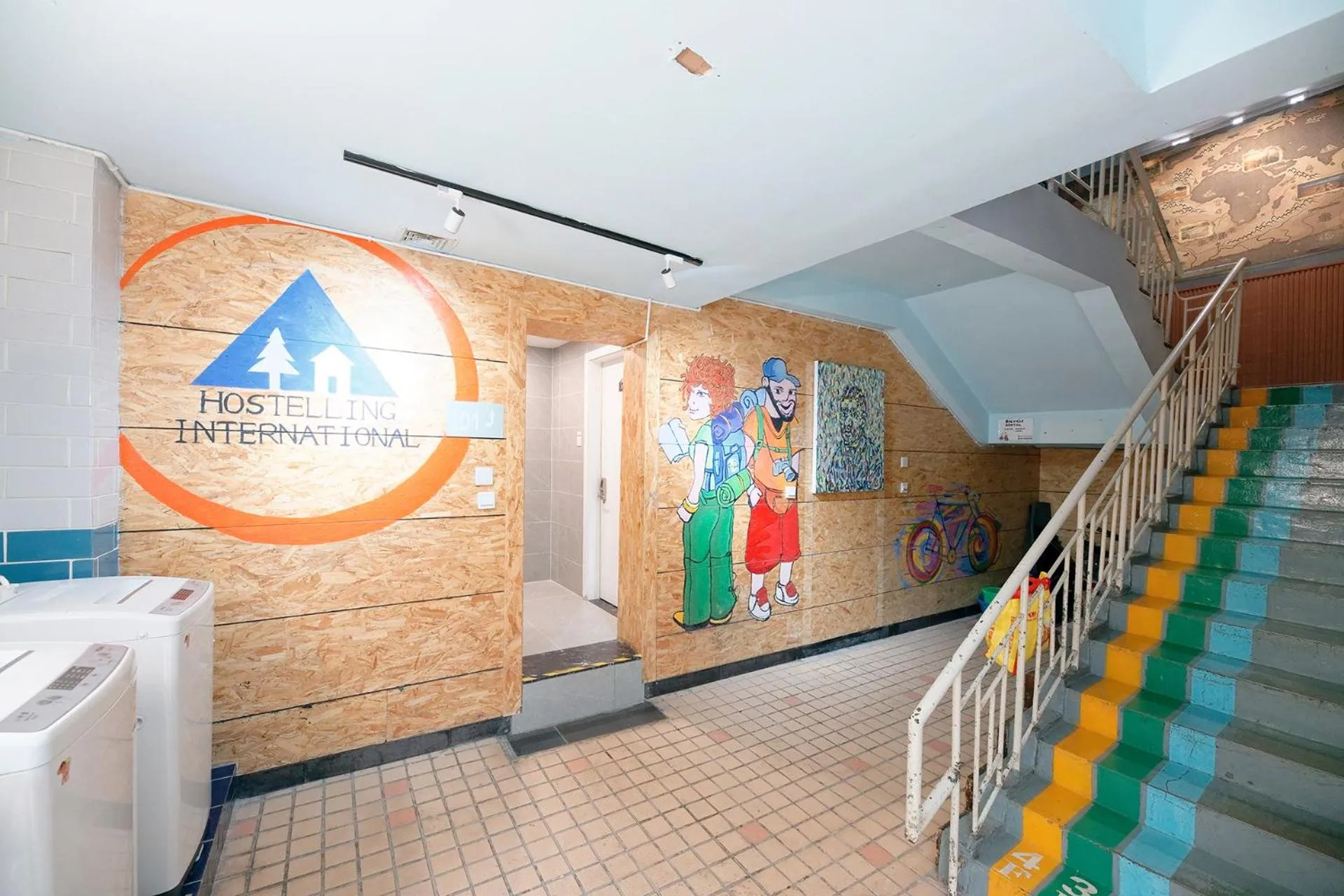 Property building in The Cloudland International Youth Hostel Close to the city center,15 min walks to the subway, Close to the night market, old street, green lake, English-speaking service, free Activity convenient payment and visa cards are accepted