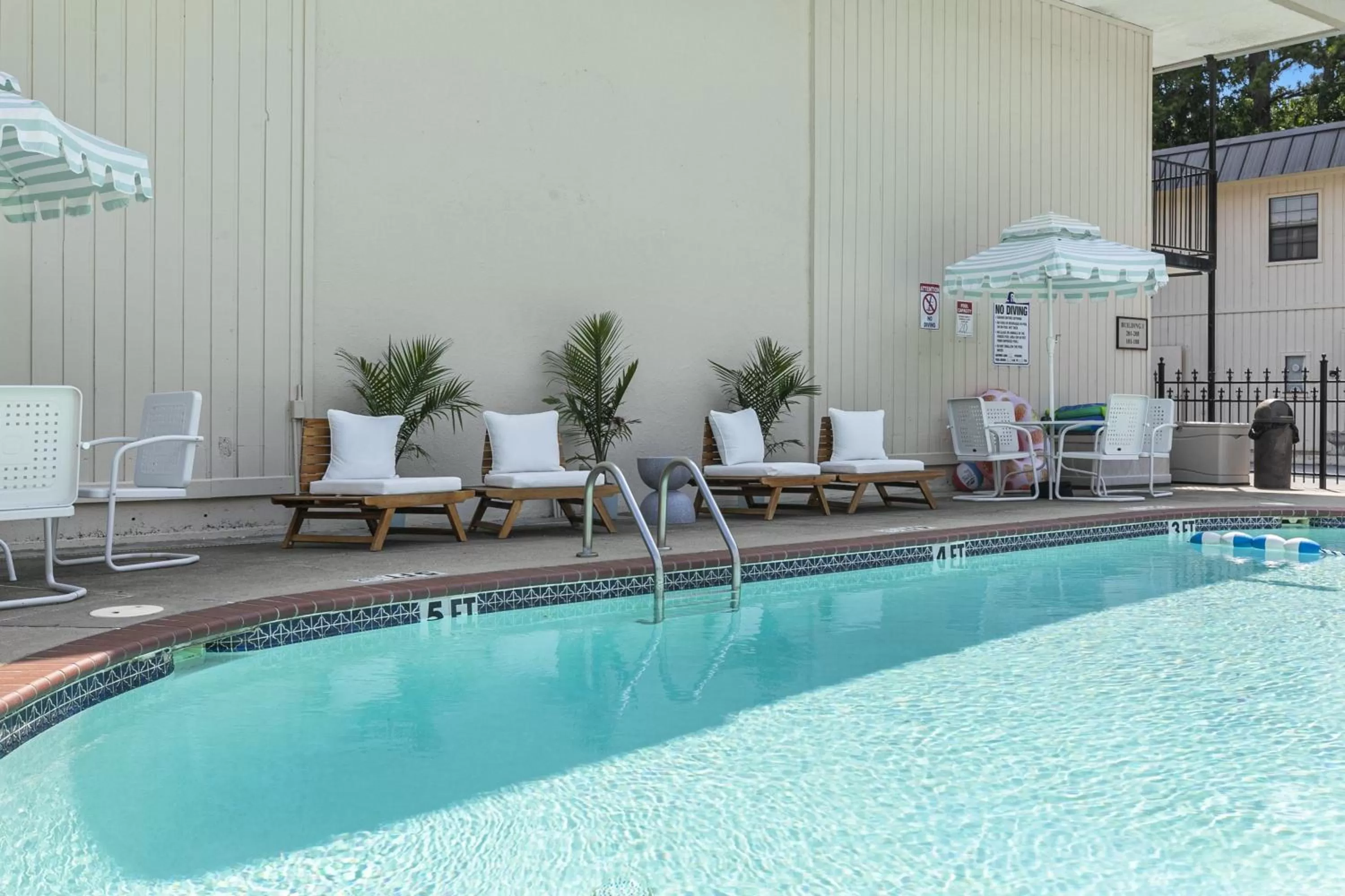 Swimming pool in Candlewick Inn and Suites