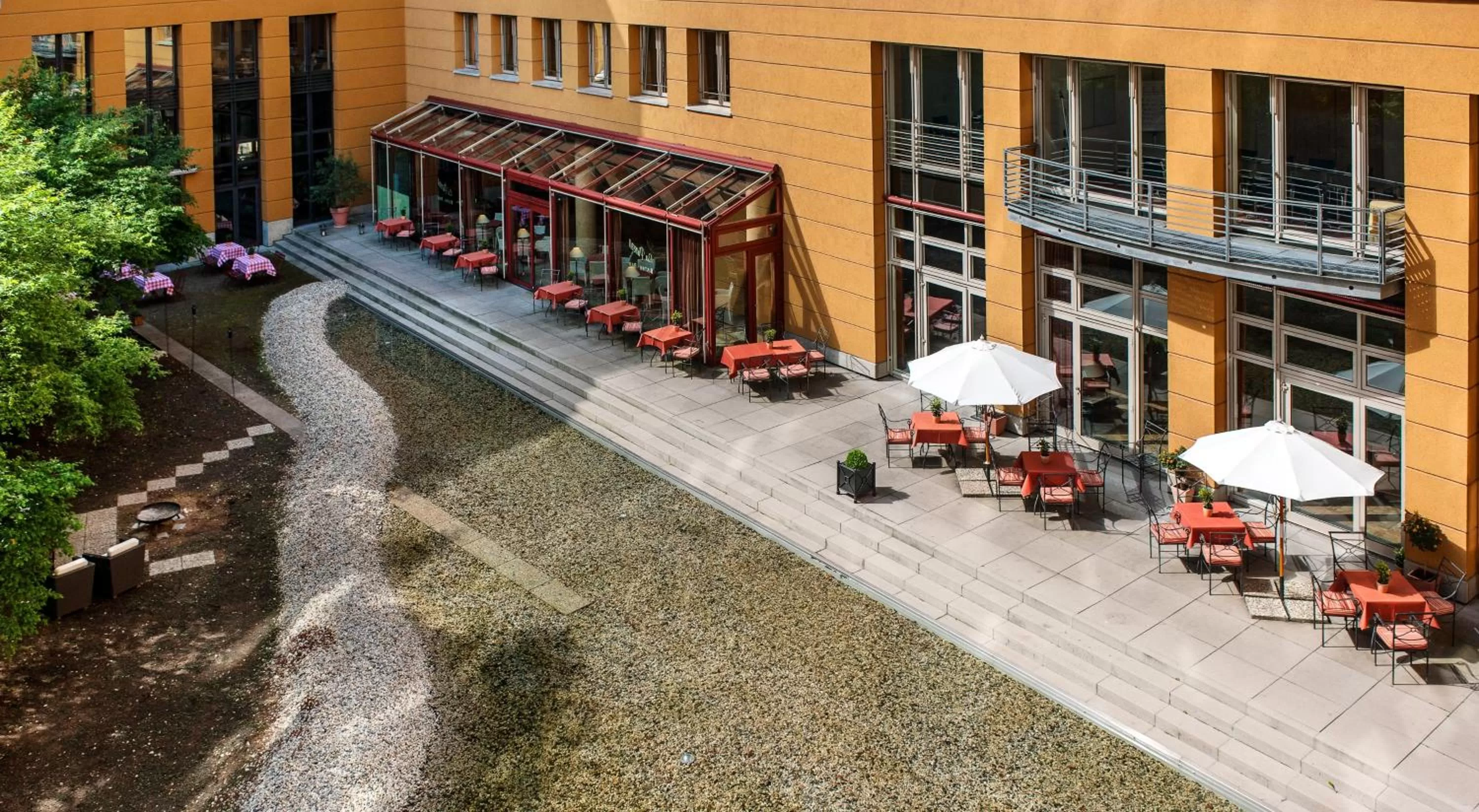 Patio in Hotel Elbflorenz Dresden
