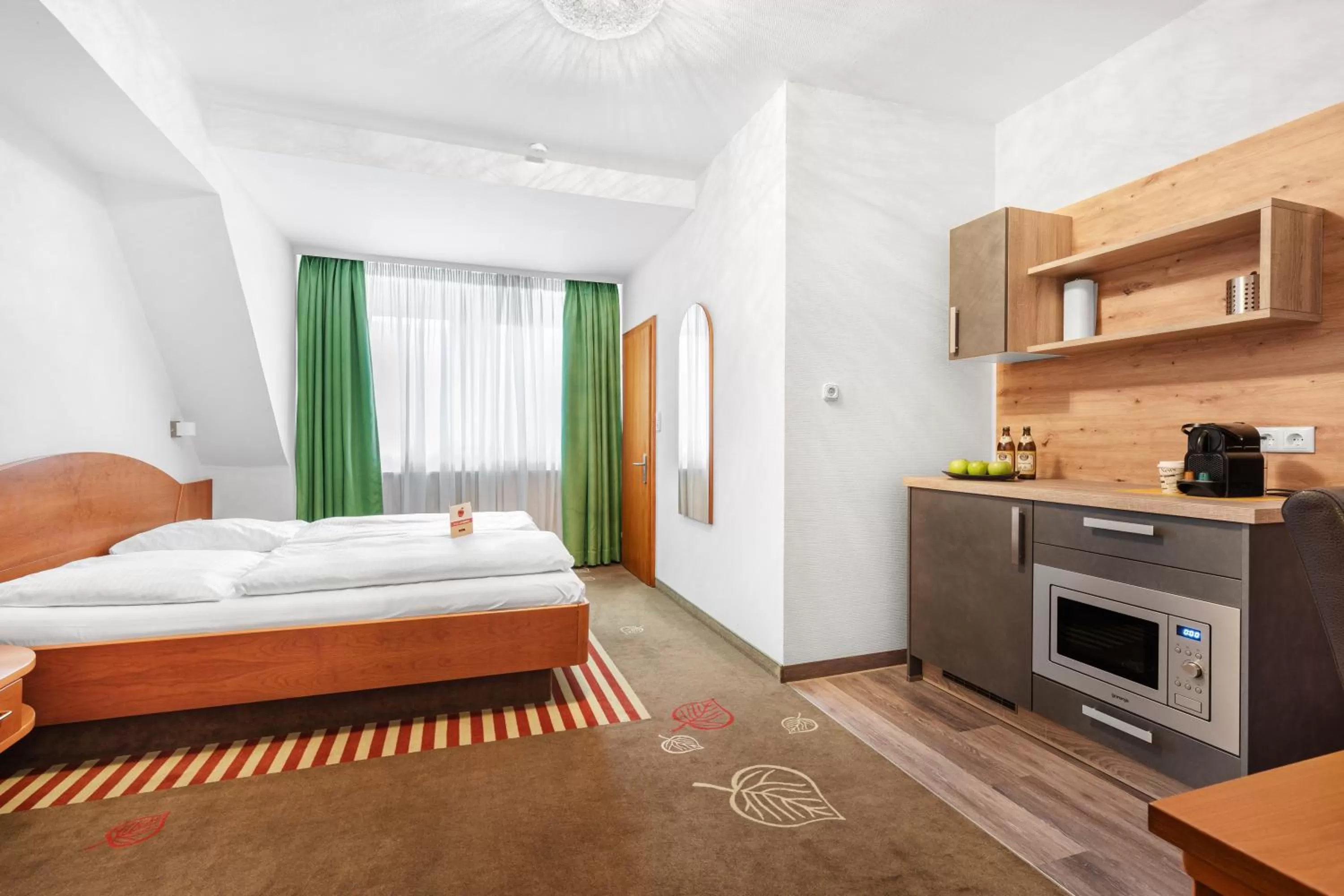 Kitchen or kitchenette, Bed in Schieners Hotel & Apfelhof Apartments