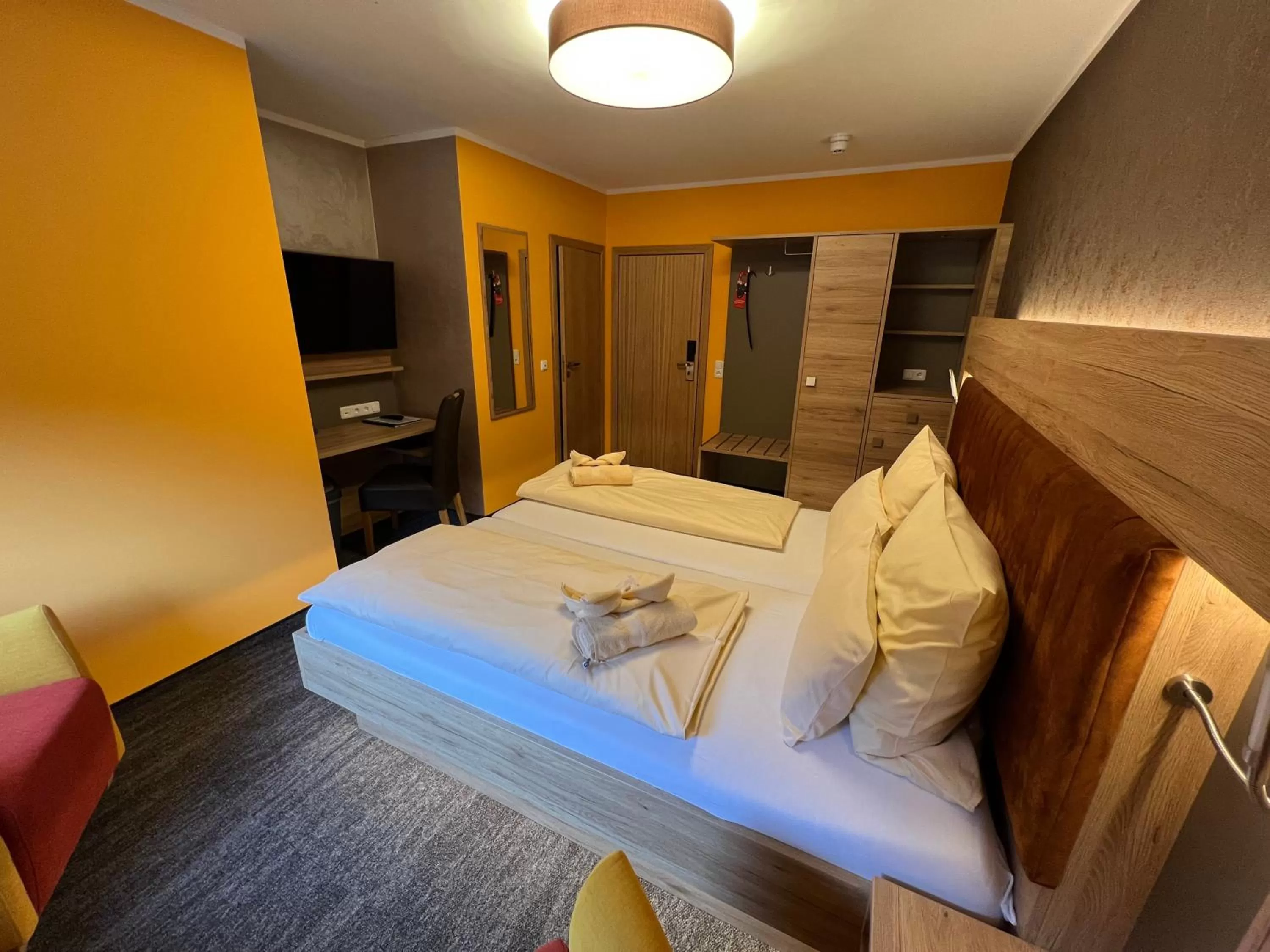 Photo of the whole room, Bed in Heidekönig Hotel Celle