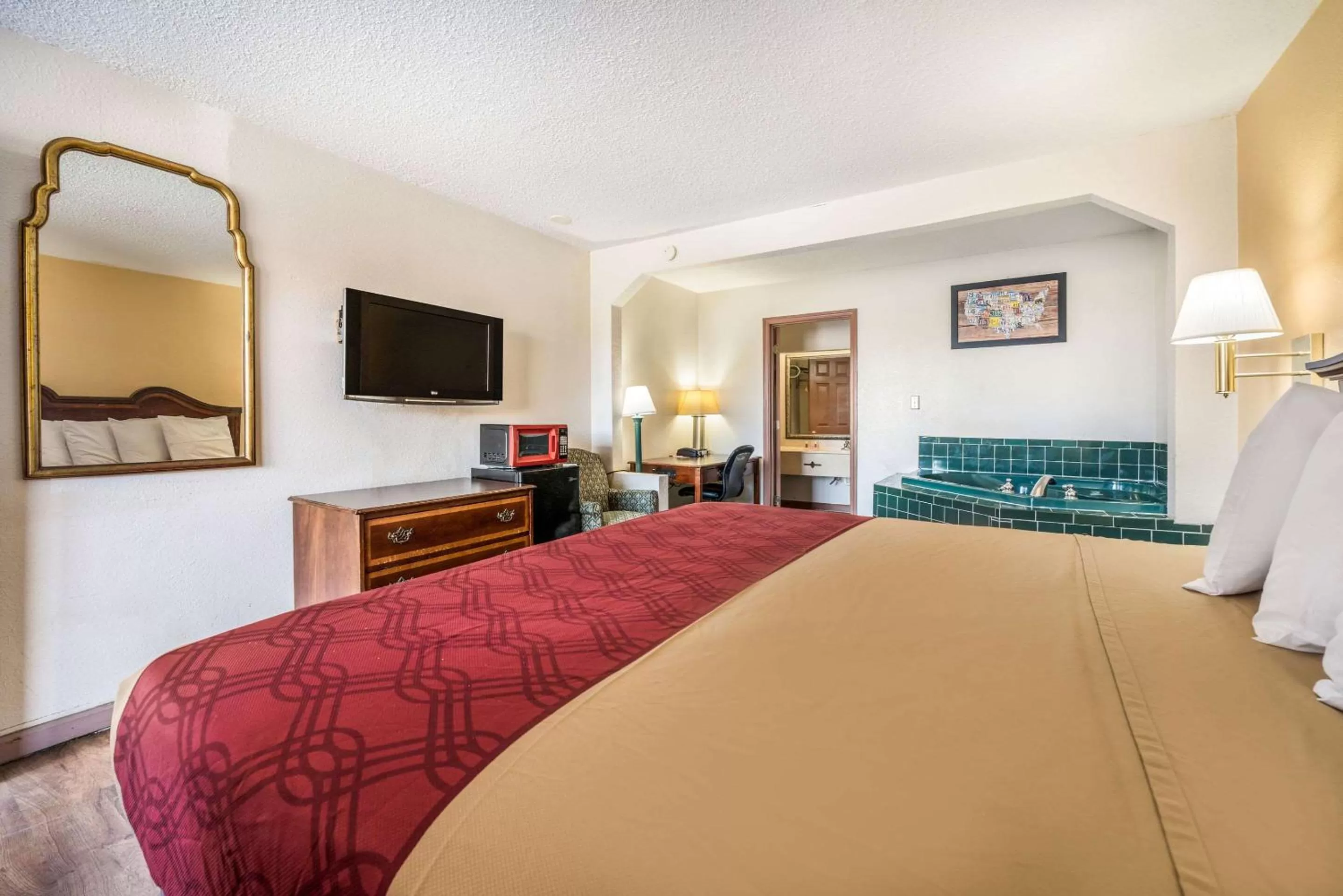 Photo of the whole room, Bed in Econo Lodge Inn & Suites Macon West