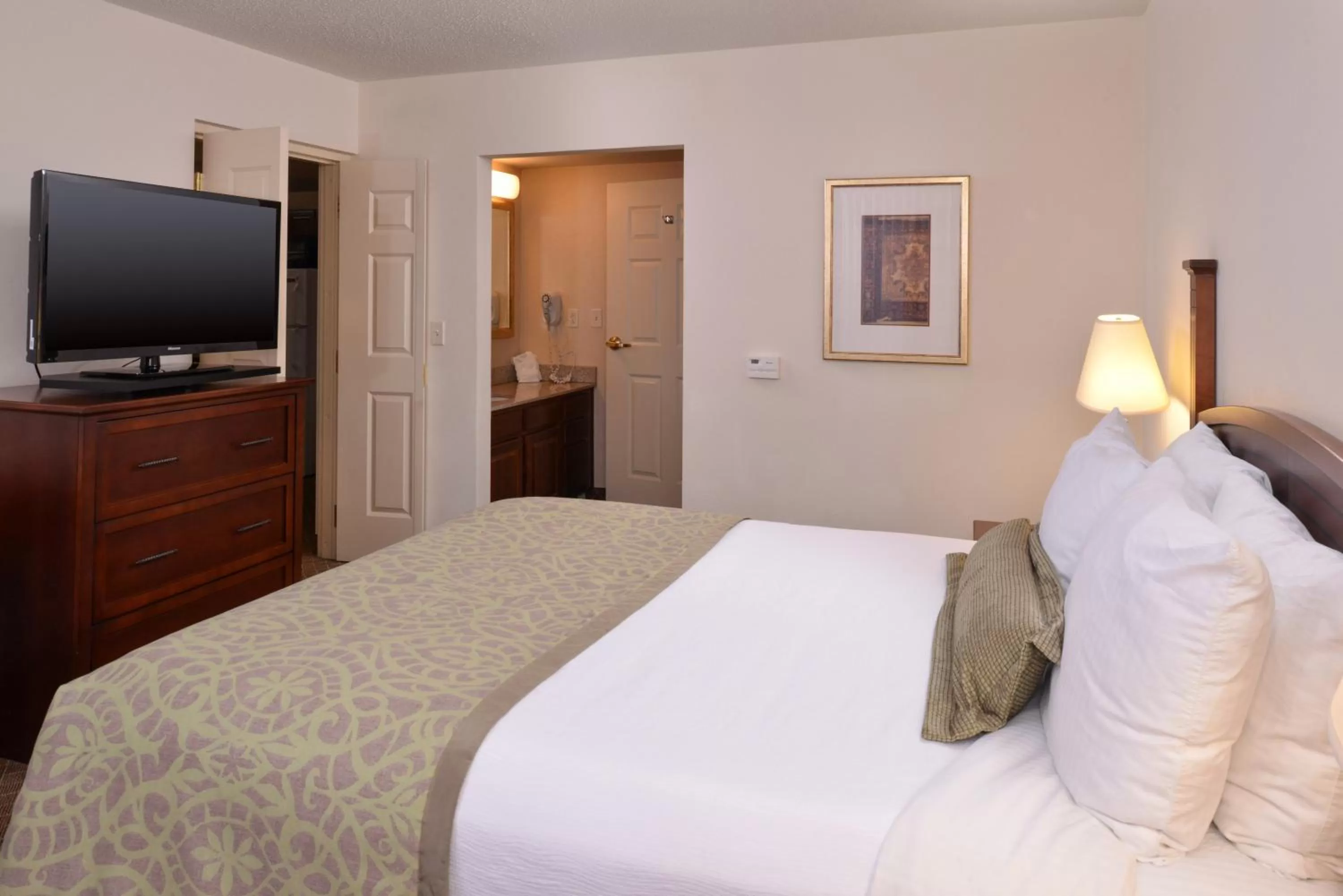 Photo of the whole room, Bed in Staybridge Suites Indianapolis-Airport by IHG