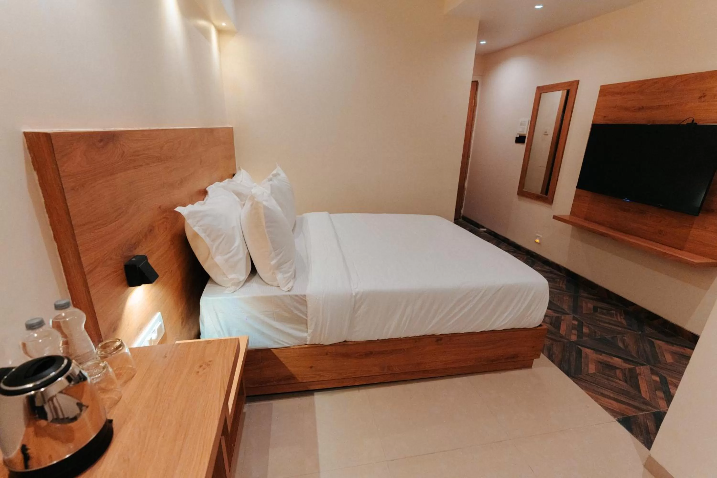 Bedroom, Bed in Arnna Hotel- Goregaon East