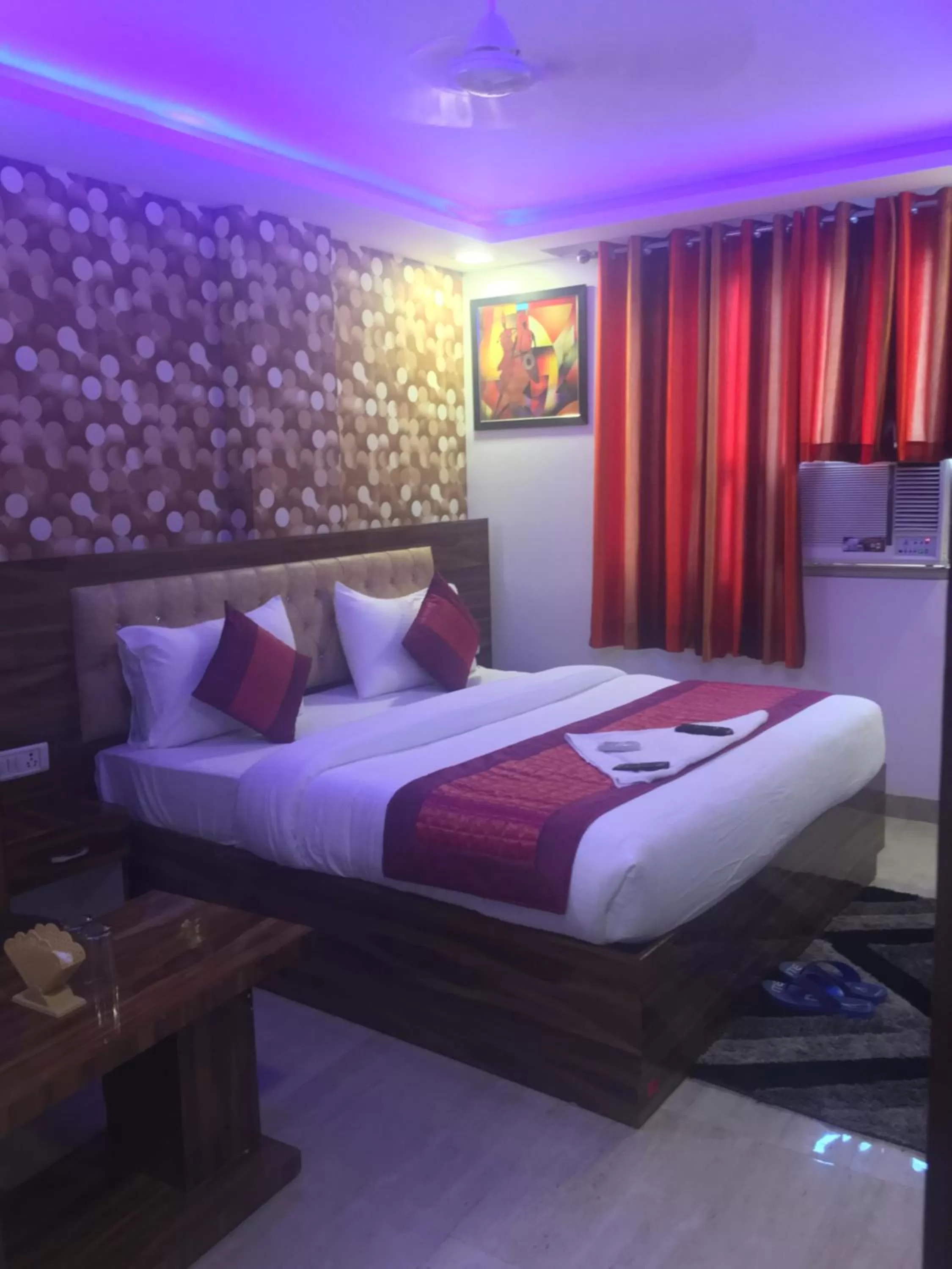 Bedroom, Bed in Hotel Pearl - Mahipalpur Delhi Airport