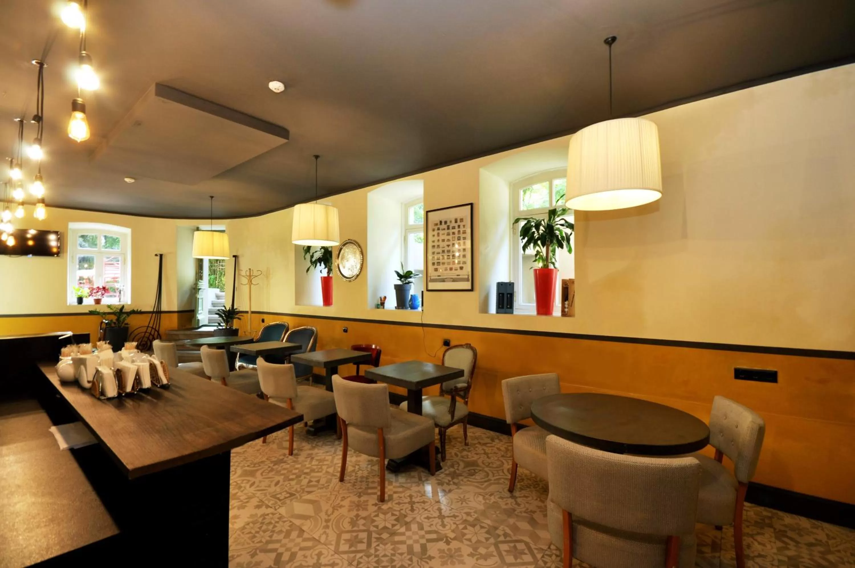 Restaurant/places to eat in Tekla Palace By Urban Hotels