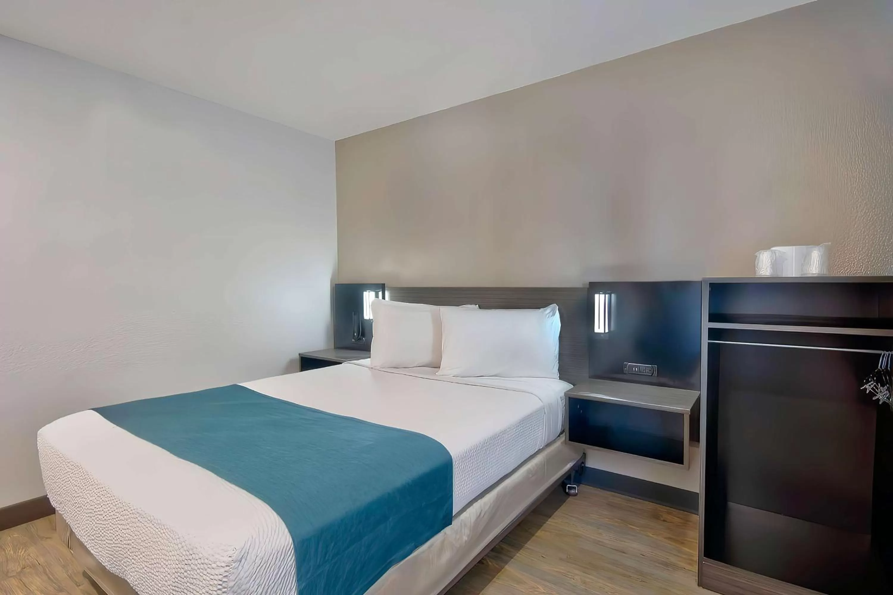 Bedroom, Bed in Motel 6-Palmdale, CA