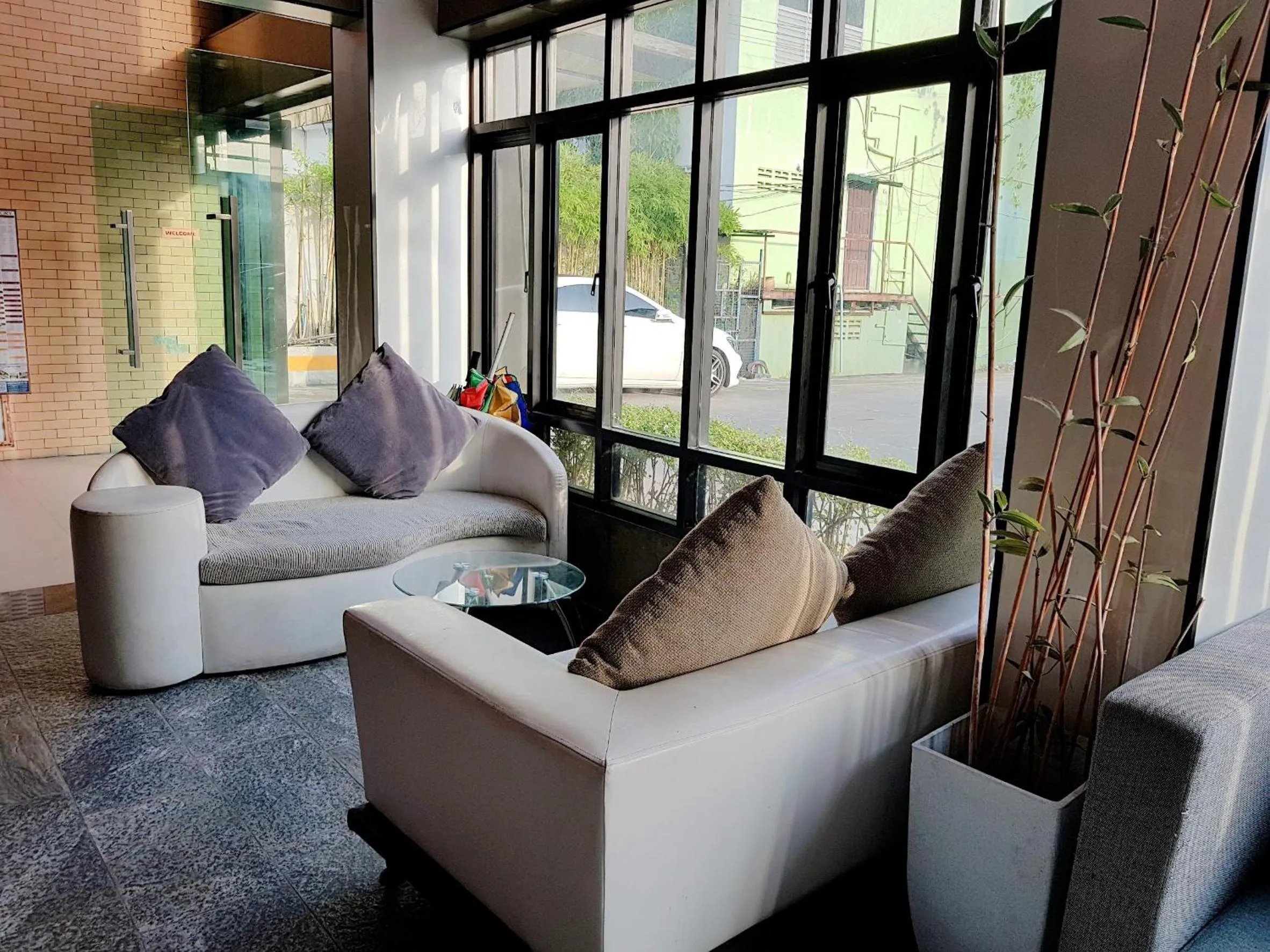 Restaurant/places to eat in Izen Budget Hotel & Residence