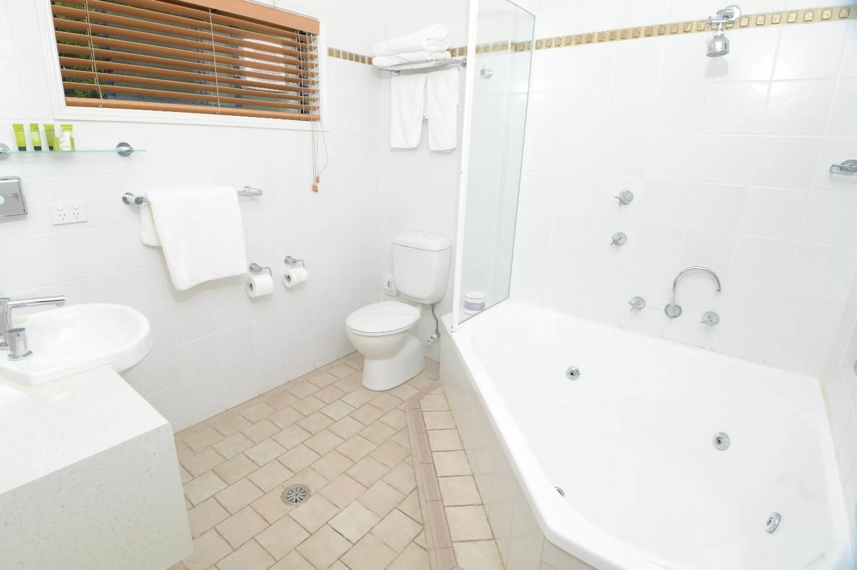 Bathroom in Rockpool Motor Inn