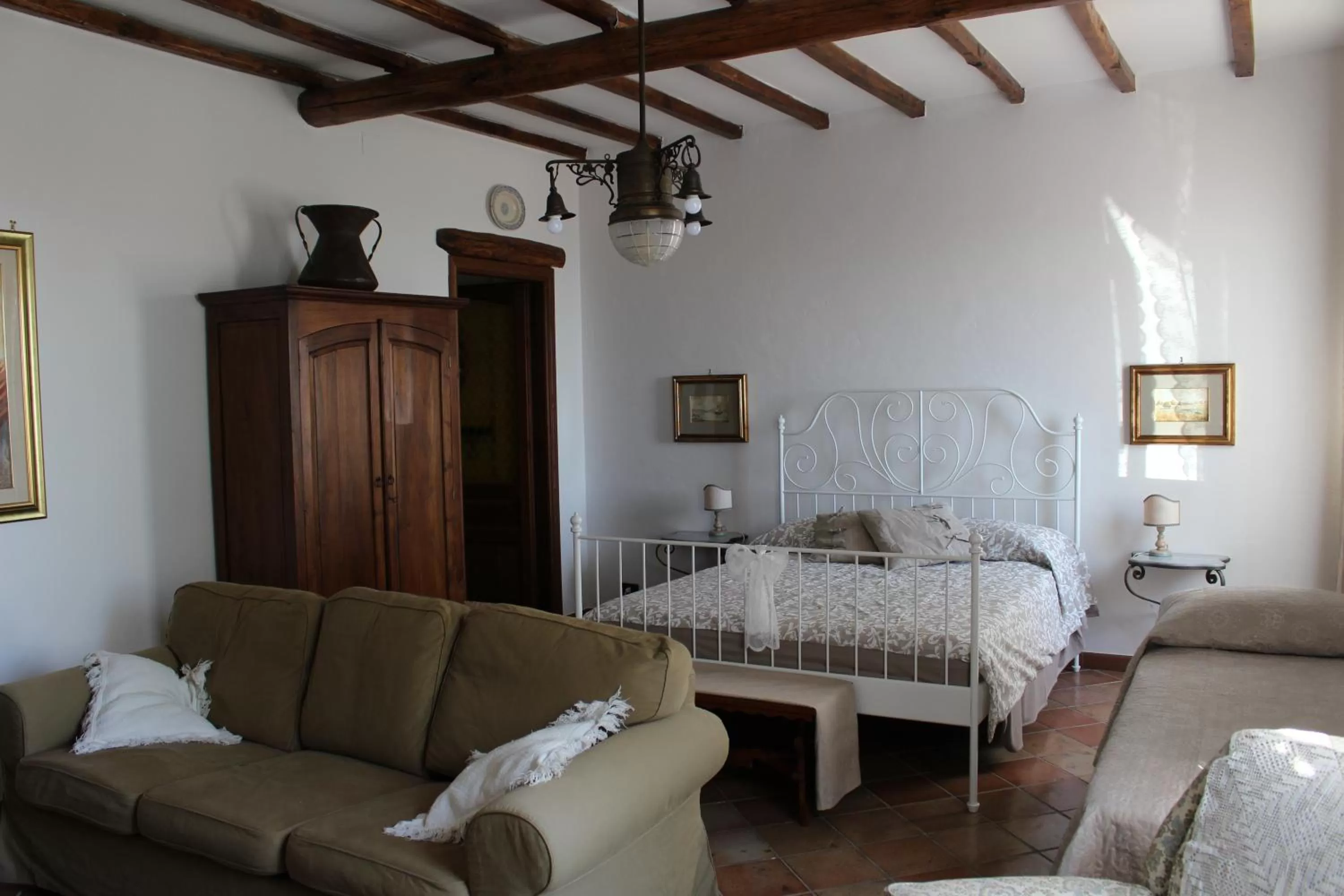 Photo of the whole room, Bed in Le coste