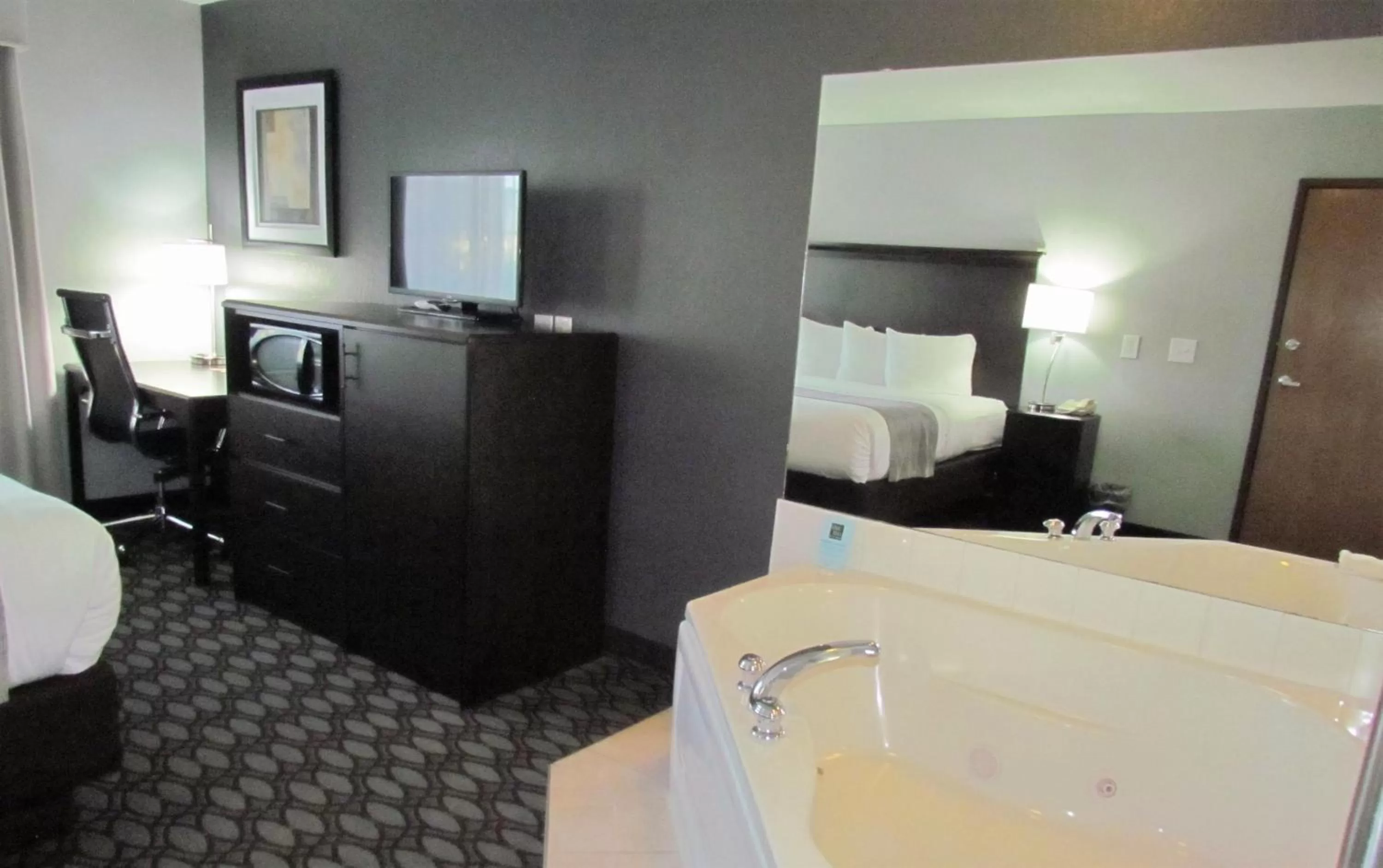 Hot Tub, Bed in Oak Hill Inn & Suites