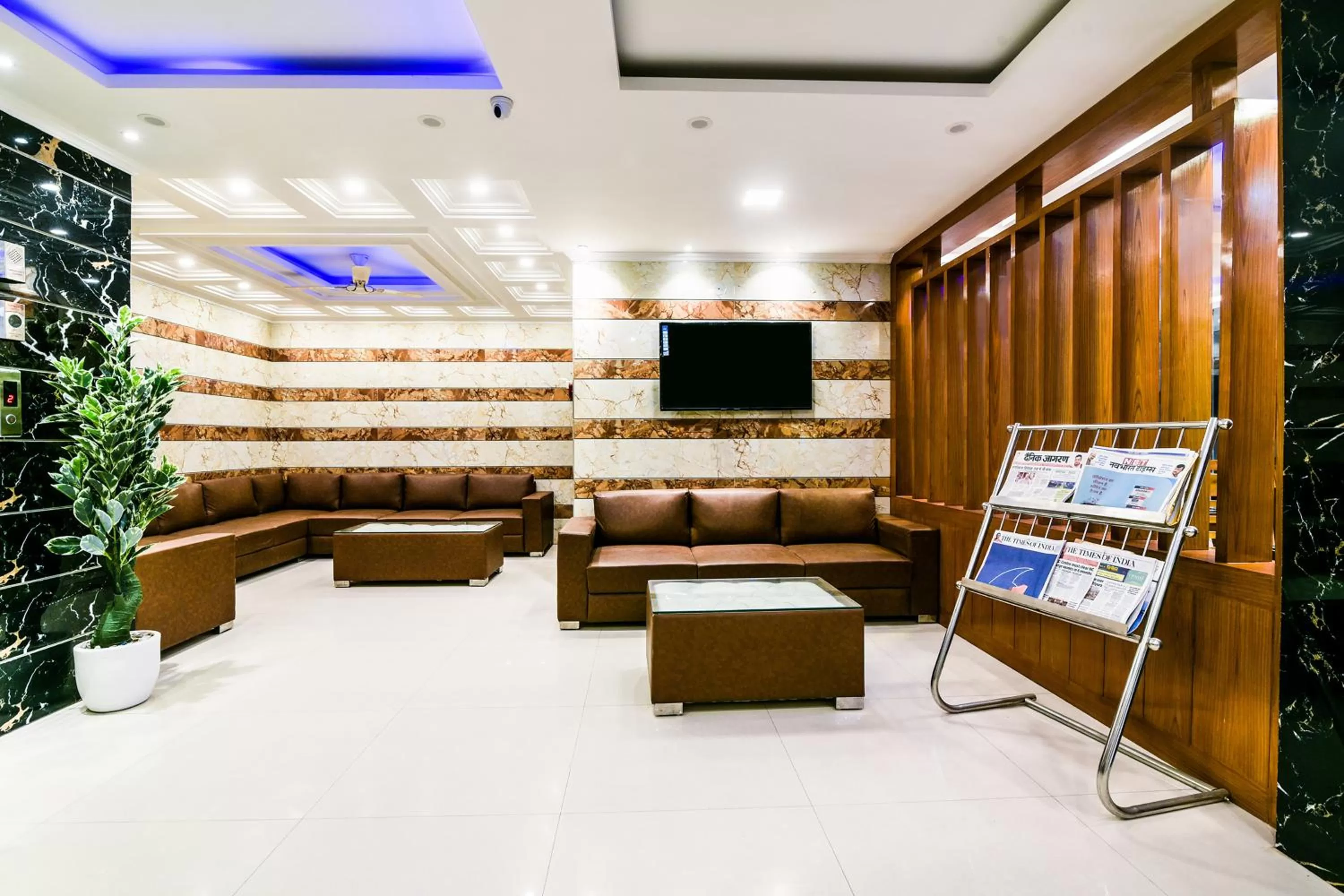 Communal lounge/ TV room in Hotel Pearl - Mahipalpur Delhi Airport