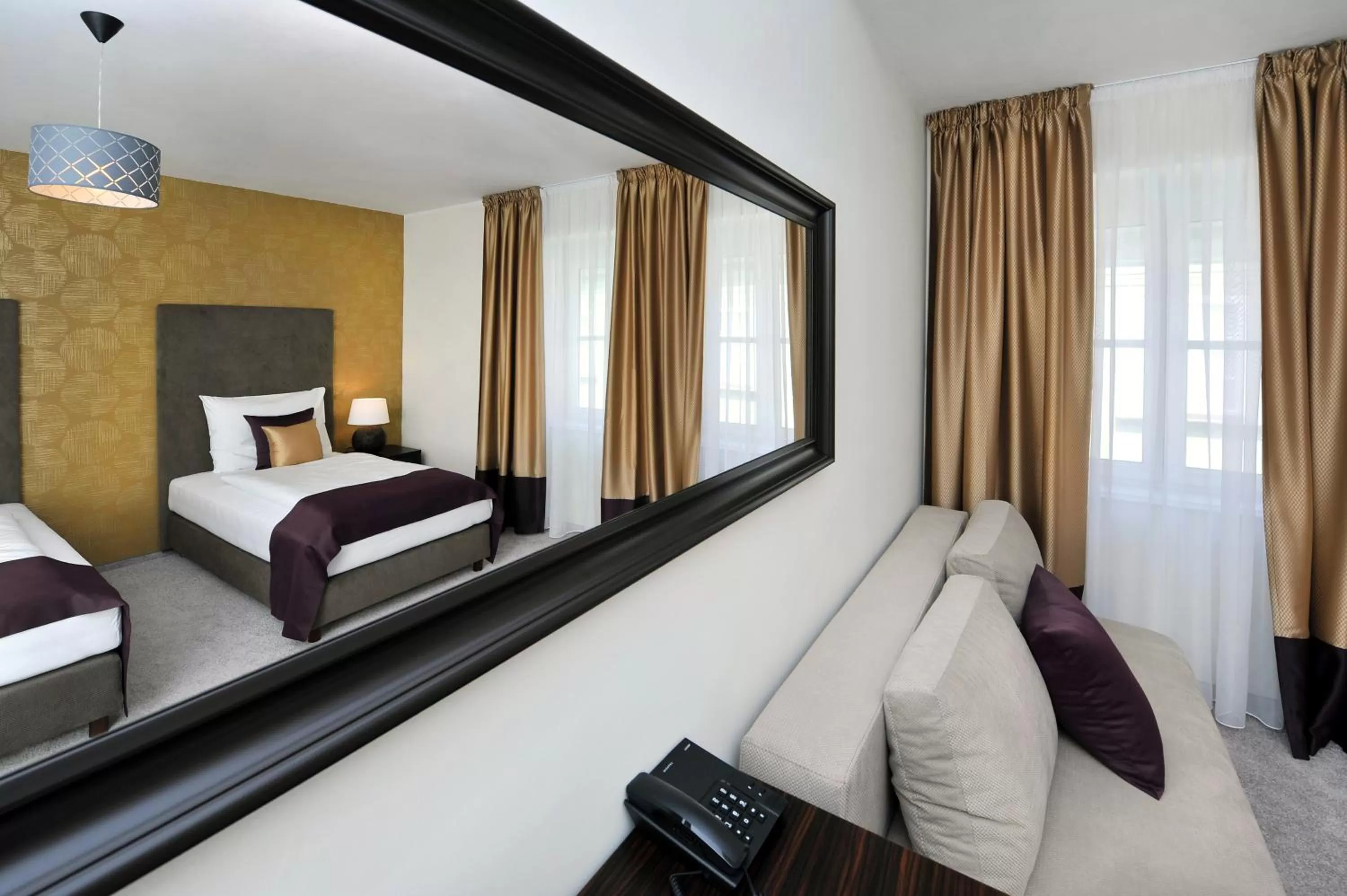 Decorative detail, Bed in APLEND CITY Hotel Perugia