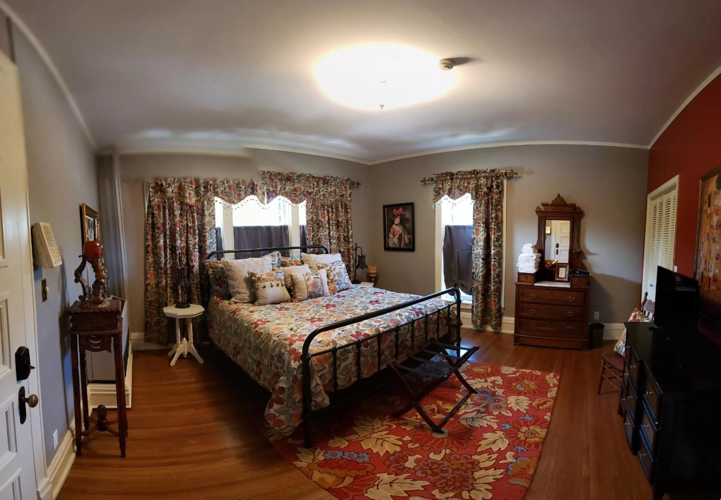 Photo of the whole room in Chocolate Mansion