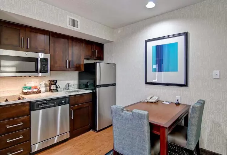 Kitchen/Kitchenette in Poplar Inn and Suites