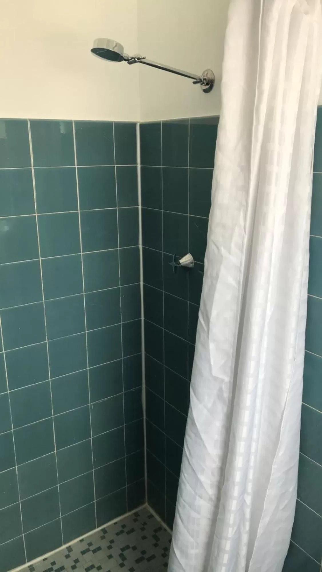 Bathroom in Aquatic Motor Inn