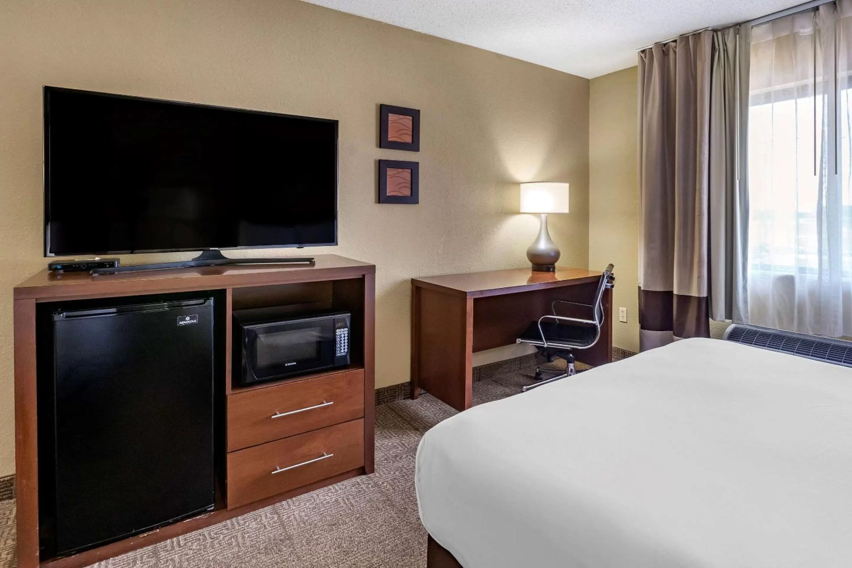 Photo of the whole room, Bed in Comfort Inn Moline - Quad Cities