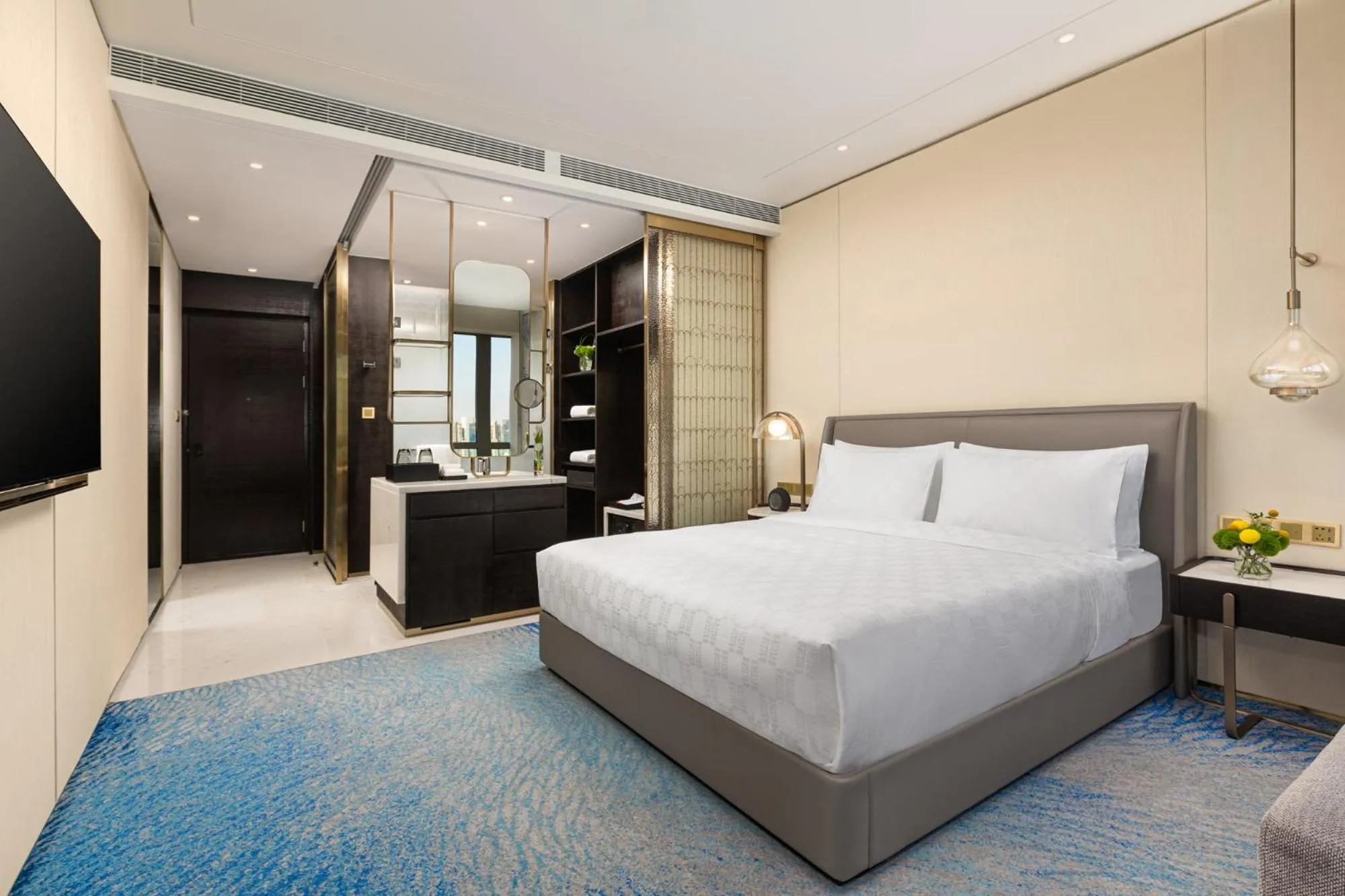 Photo of the whole room, Bed in HUALUXE Shanghai Changfeng Park by IHG