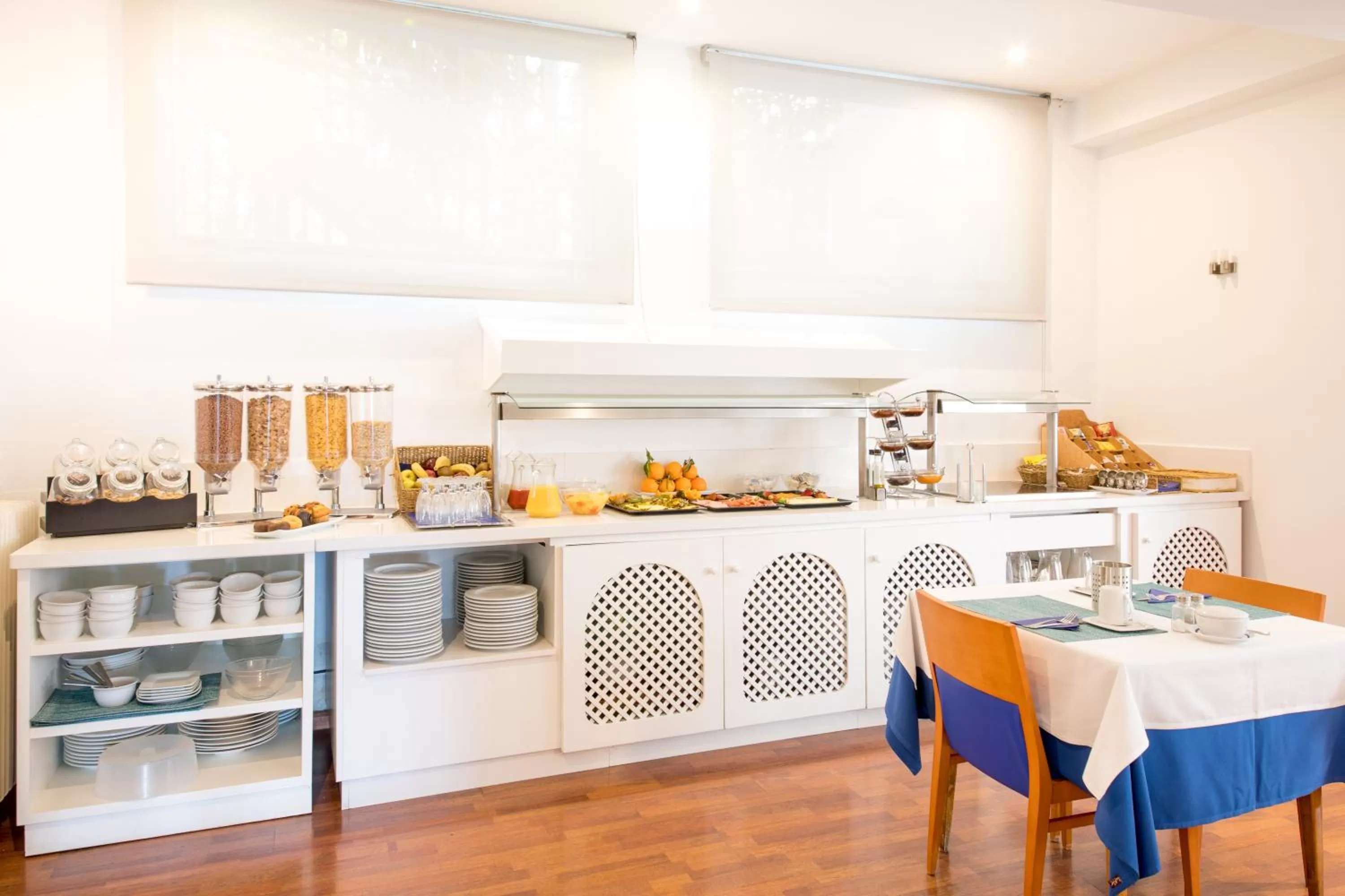 Buffet breakfast in Los Geranios