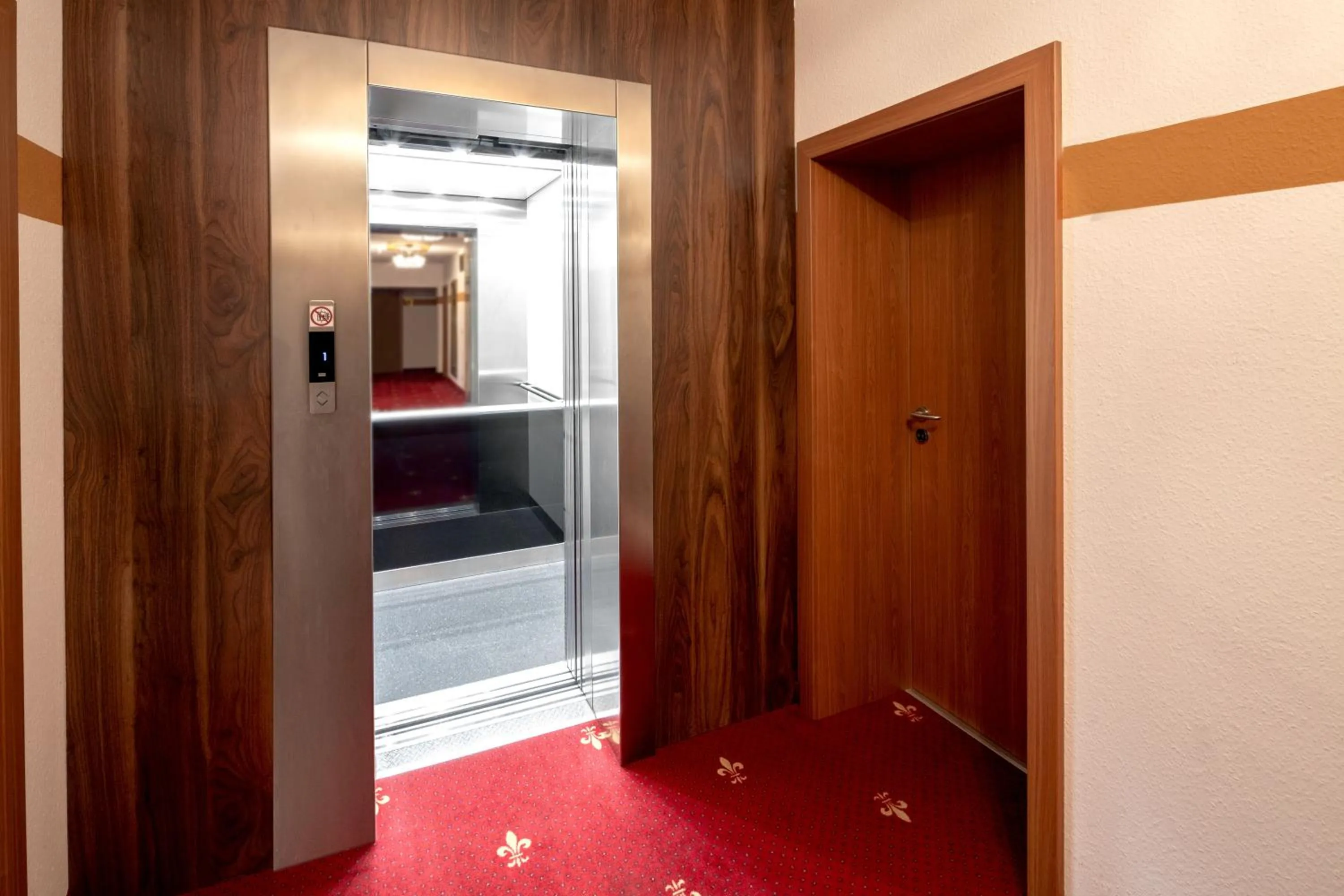 elevator in TIPTOP Hotel Burgschmiet Garni