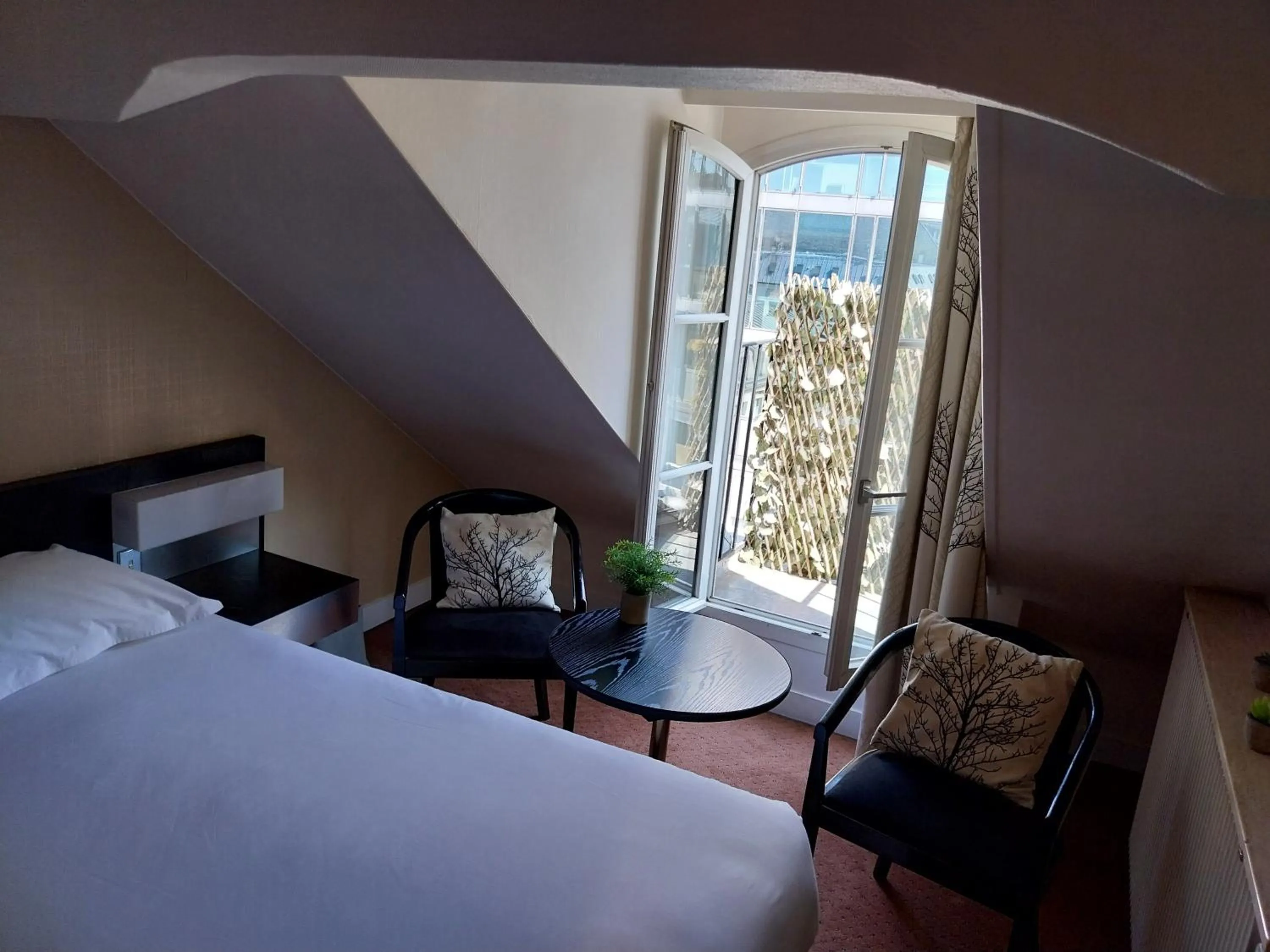 View (from property/room), Bed in HOTEL ALISON