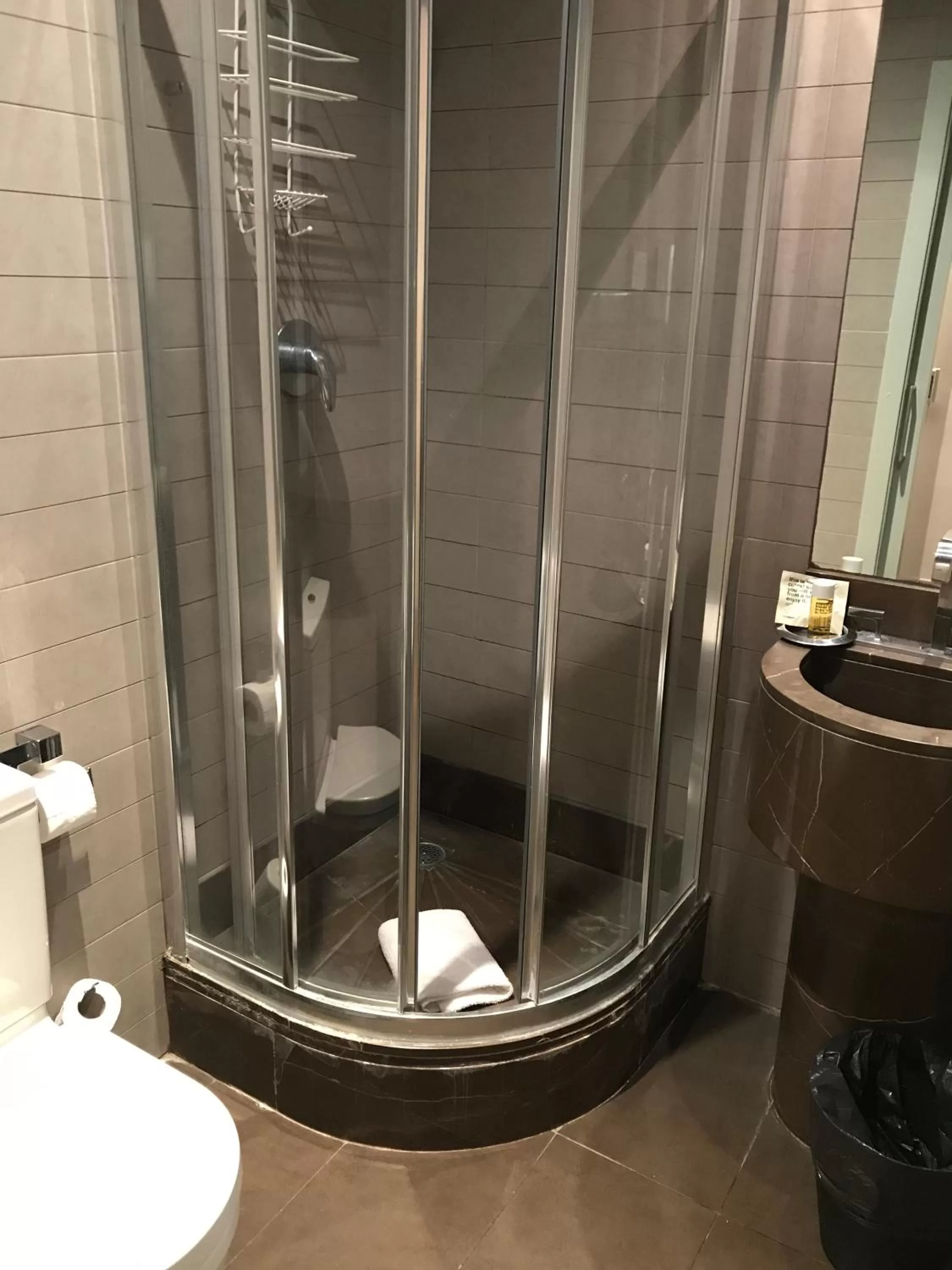 Bathroom in Chic & Basic Zoo