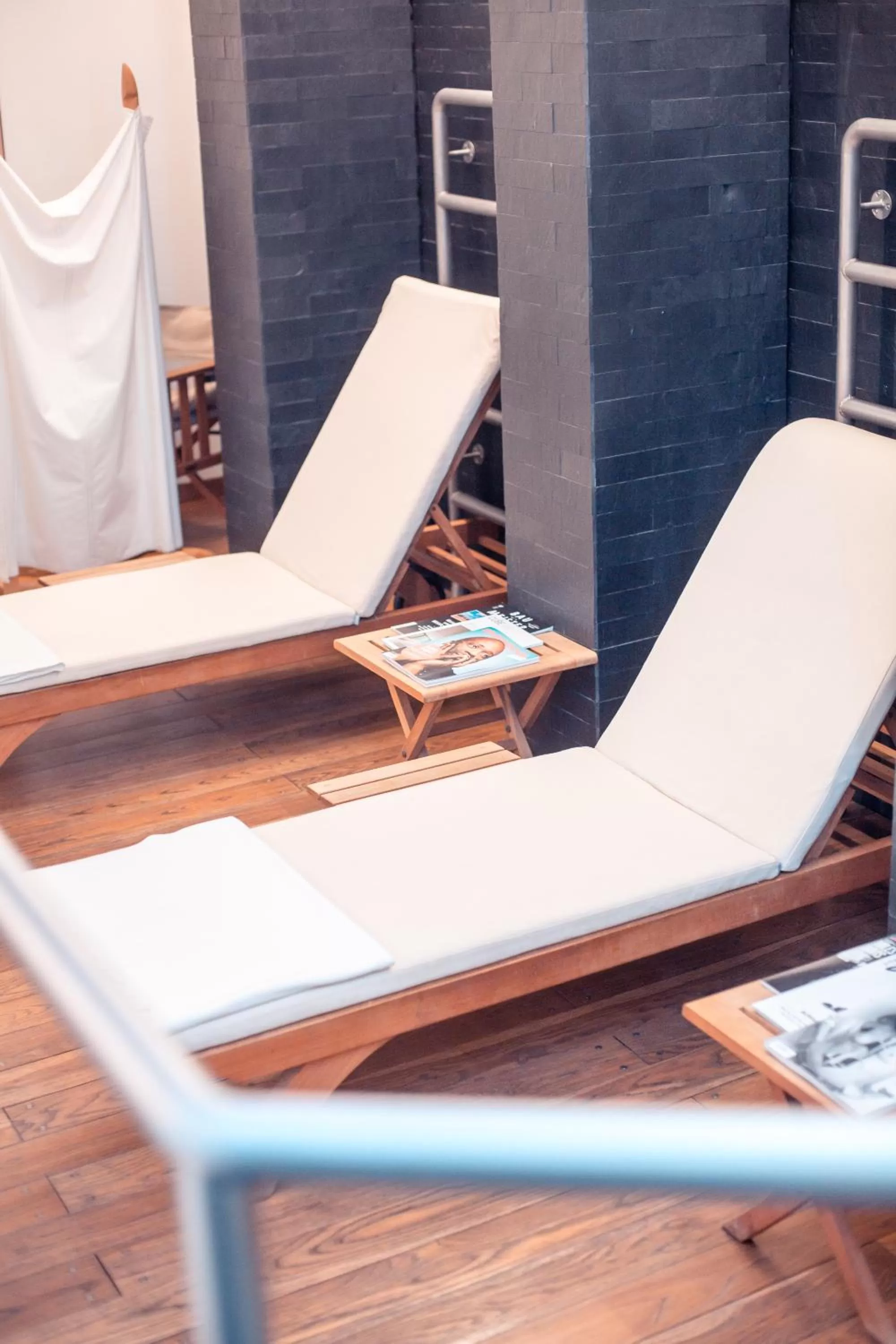 Seating area in Hotel Bleibtreu Berlin by Golden Tulip