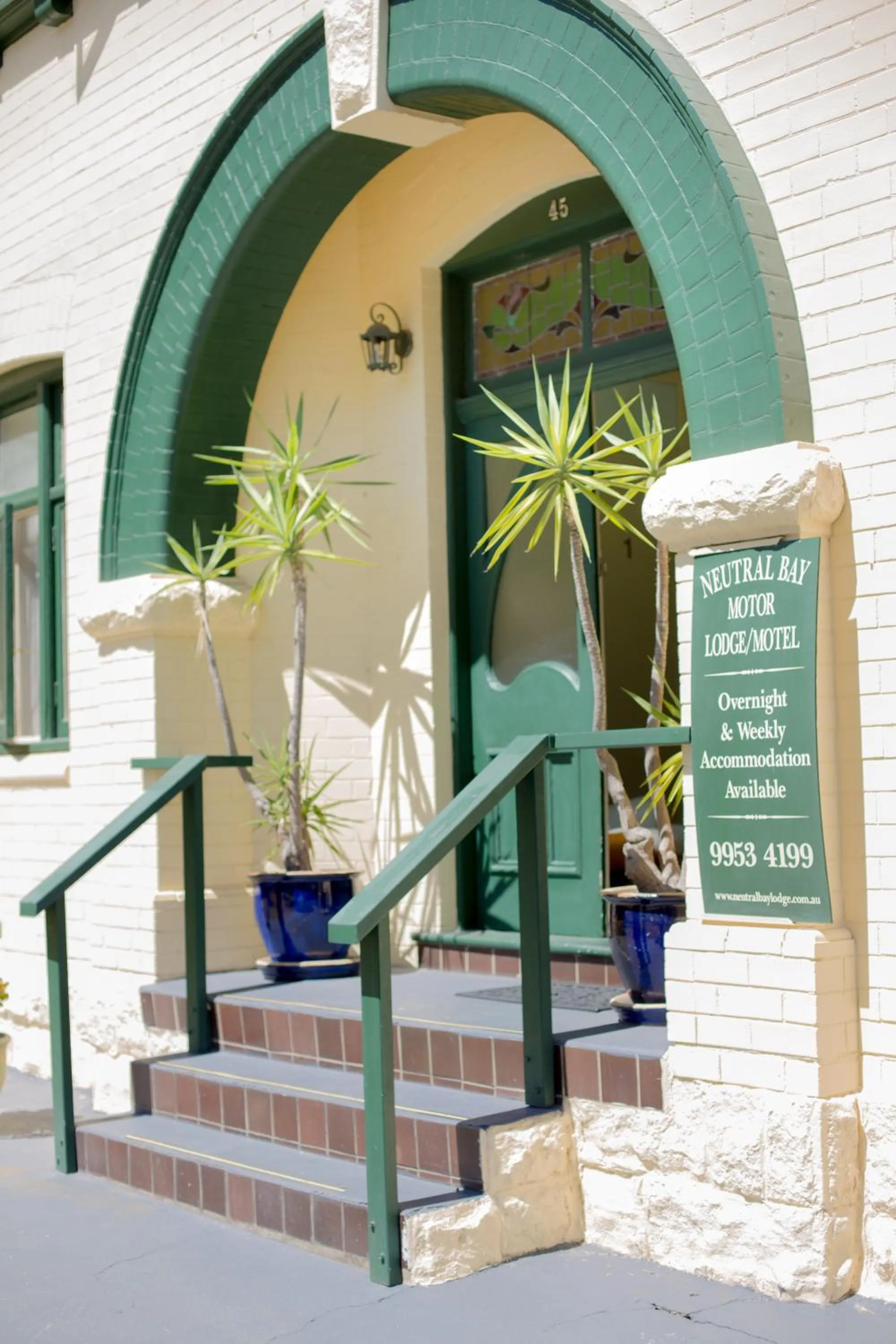 Facade/entrance in Neutral Bay Lodge