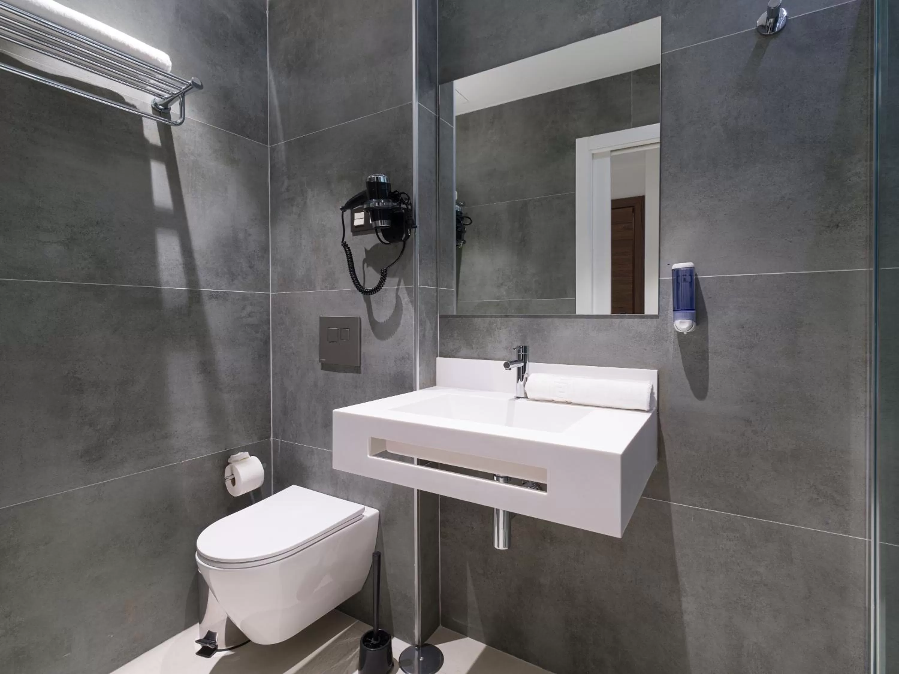 Bathroom in Hotel MG Poniente