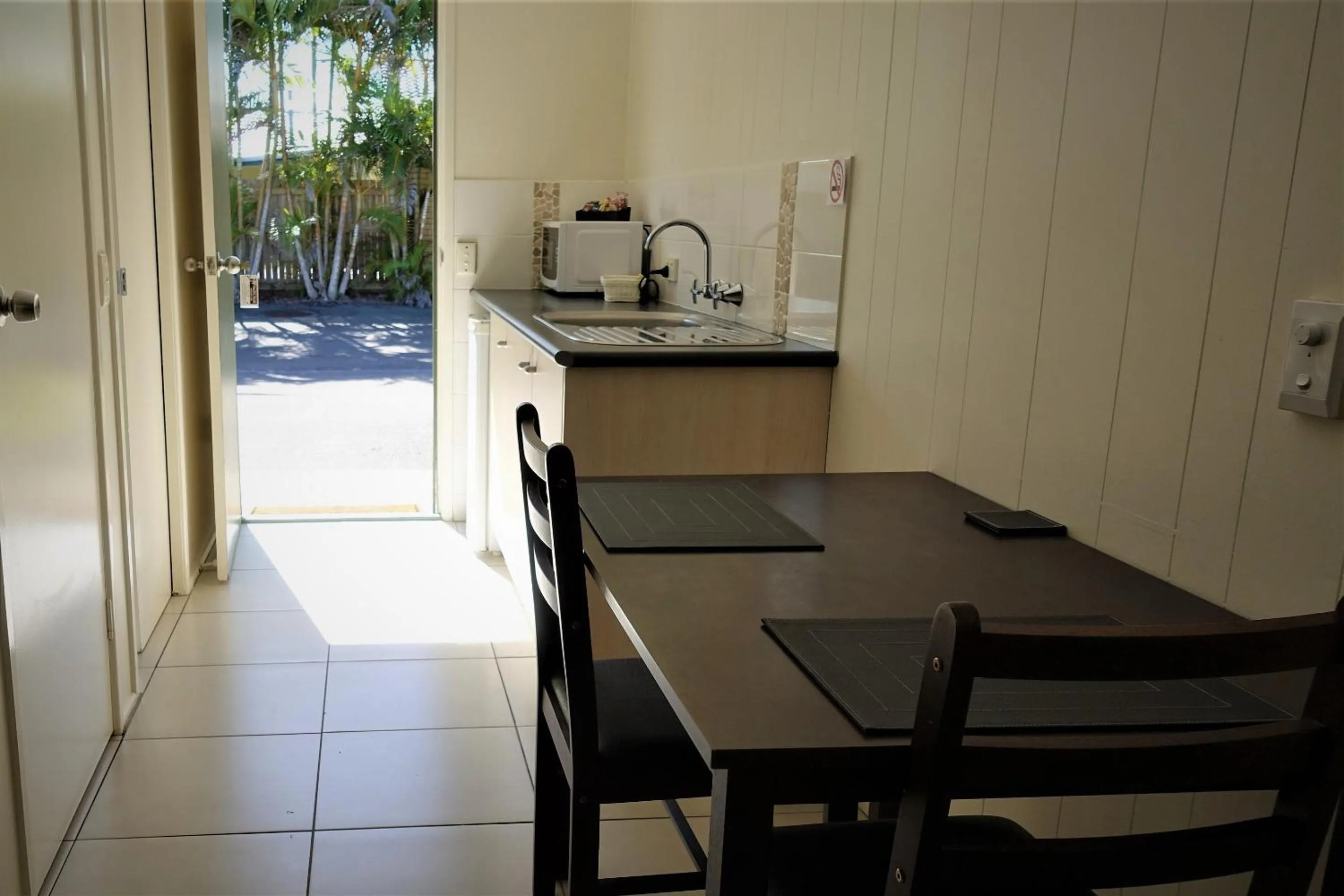 Kitchen or kitchenette in Pacific Palms Motor Inn